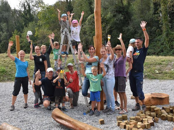 Kinder und Eltern werkten am Naturspielplatz.