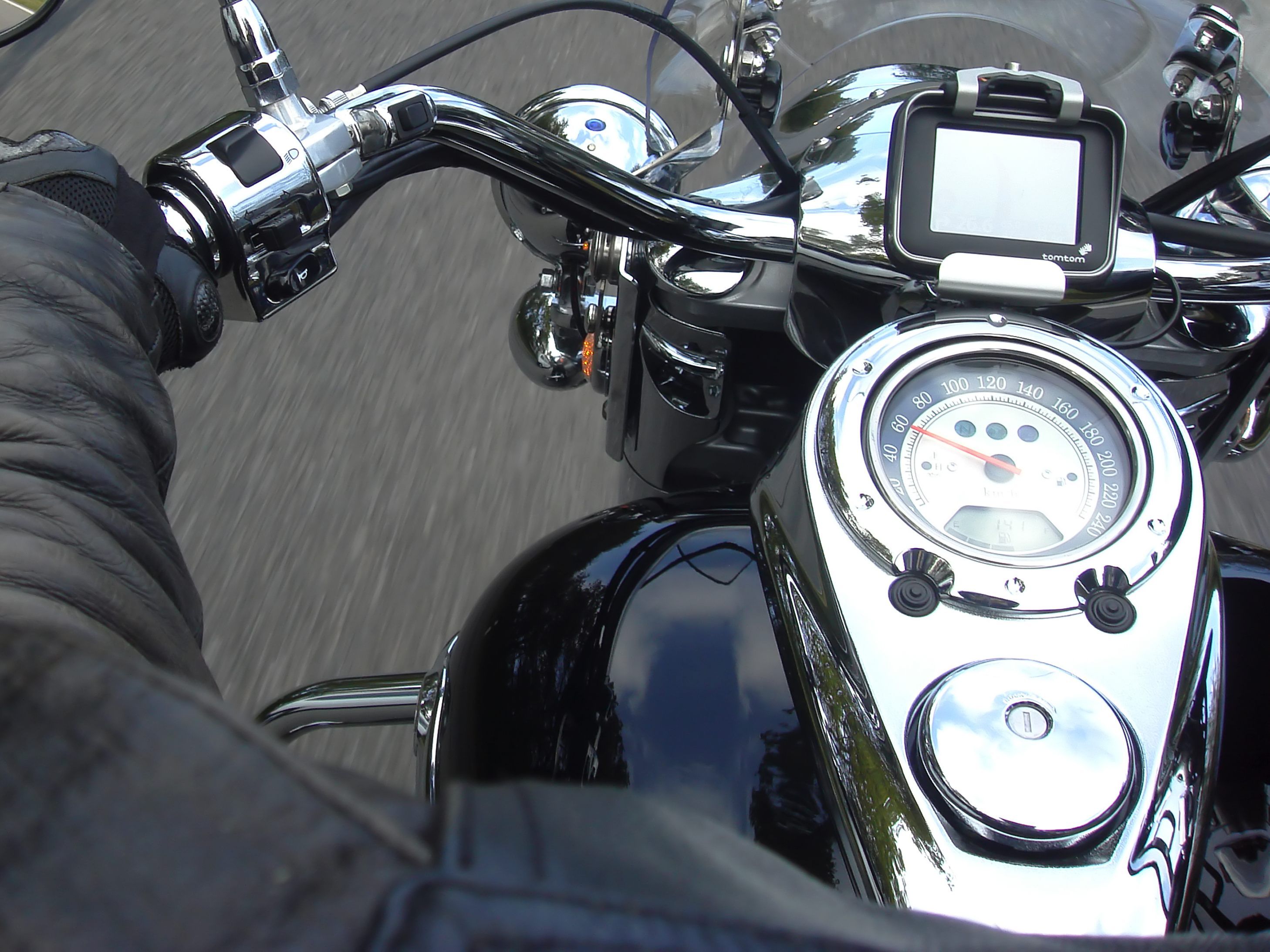Der Biker stürzte und wurde schwer verletzt. Der Biker stürzte und wurde schwer verletzt.