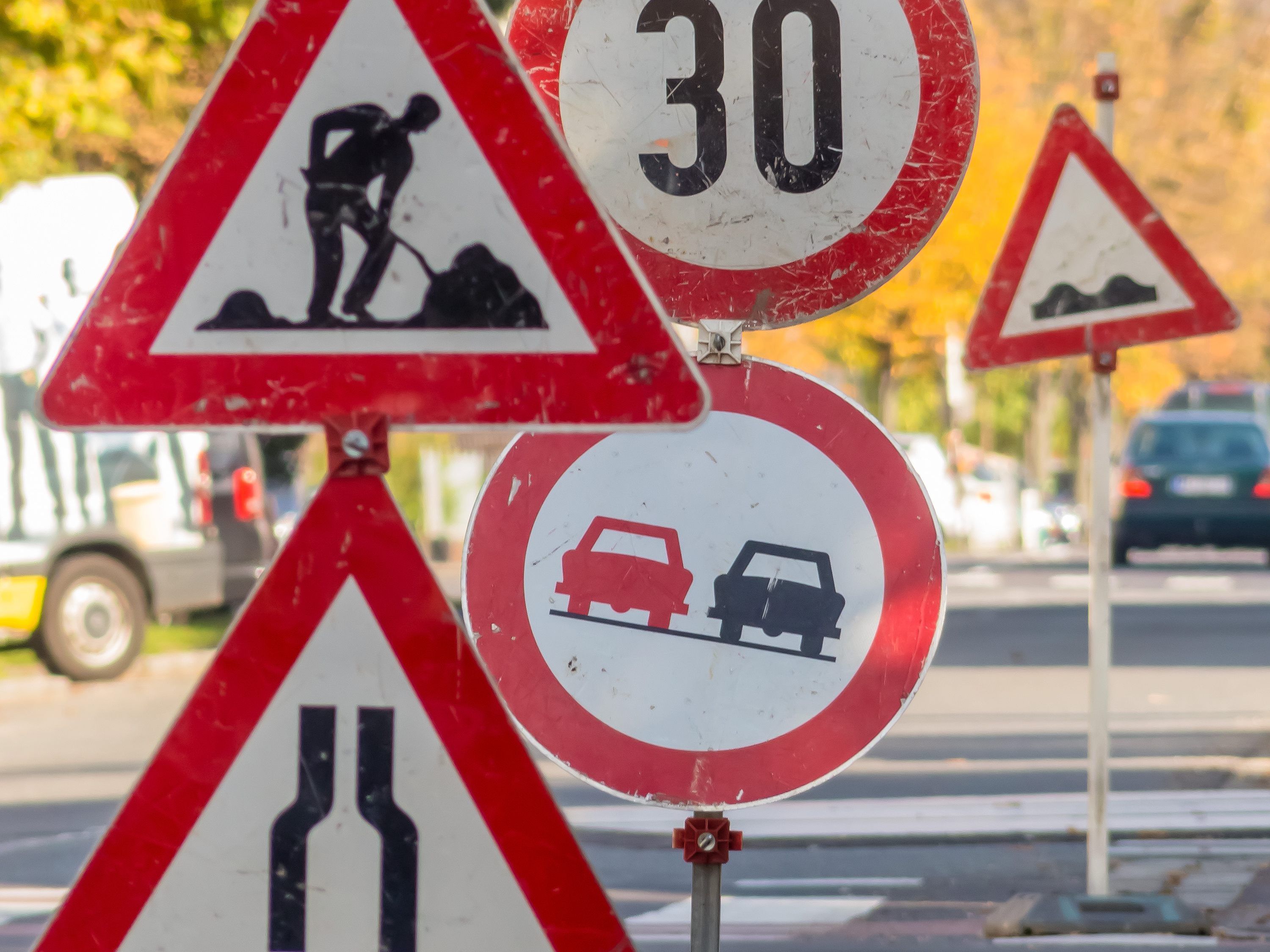 Während der Arbeiten bleibt ein Fahrstreifen frei. Während der Arbeiten bleibt ein Fahrstreifen frei.