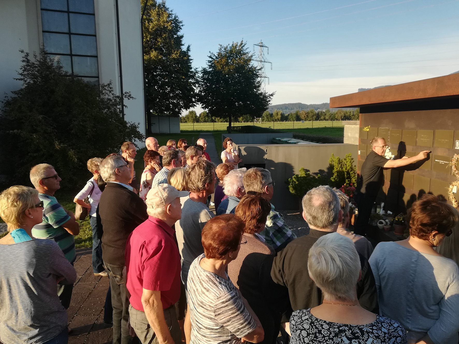 Großes Interesse an den Plänen für die Neugestaltung des Bresner Friedhofs. Großes Interesse an den Plänen für die Neugestaltung des Bresner Friedhofs.