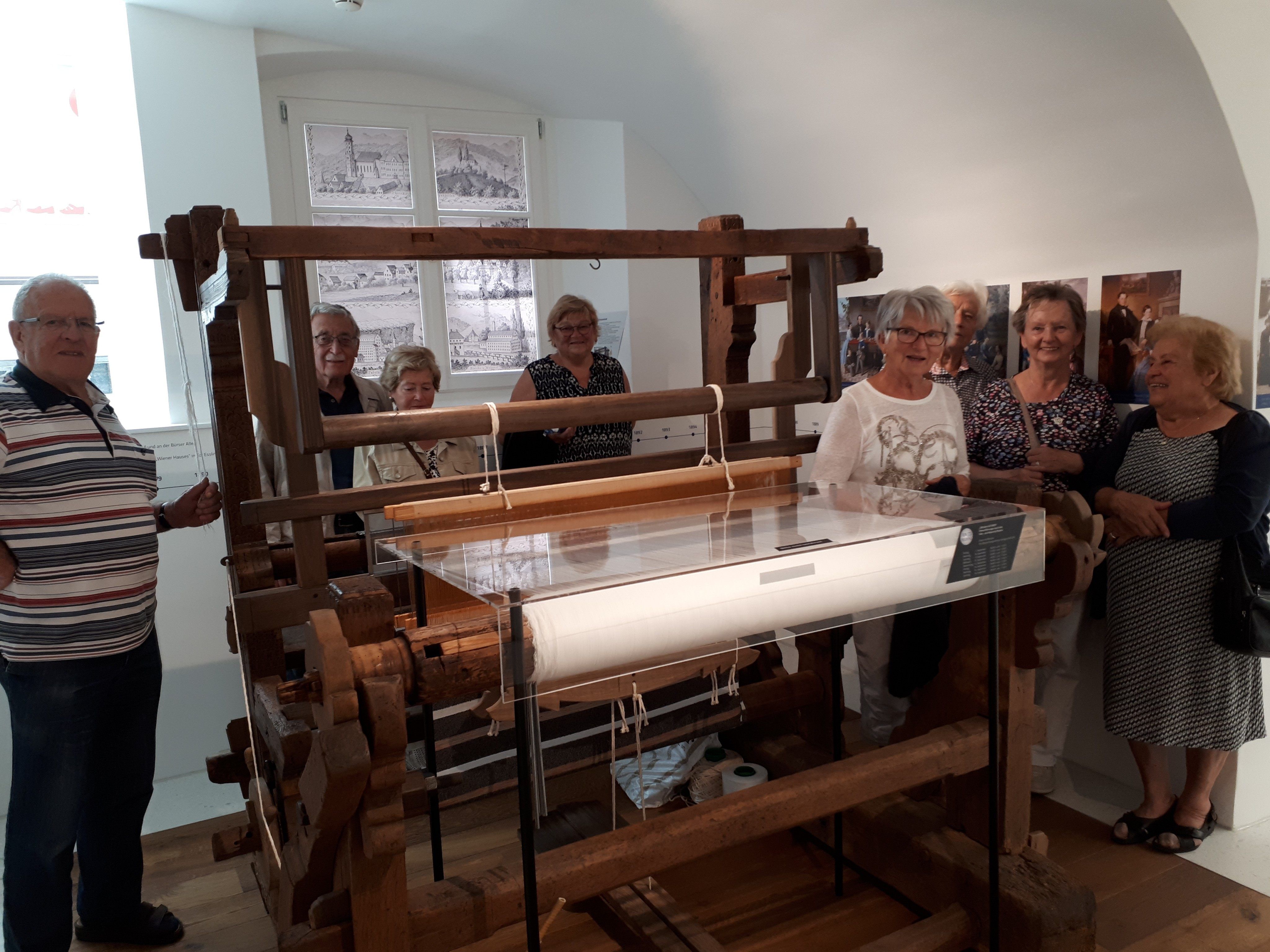 Ein 300 Jahre alter Webstuhl und interessierte Besucher. Ein 300 Jahre alter Webstuhl und interessierte Besucher.
