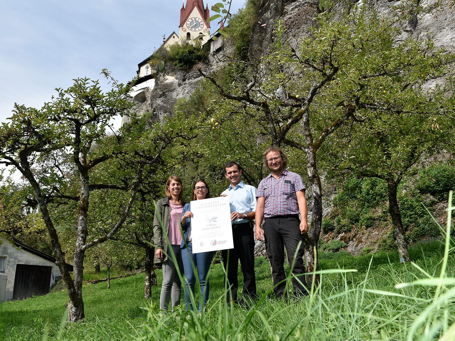 (v.l.) Patricia Gohm (Umweltreferat Rankweil), Carolin Frei (Gemeindemarketing), Bürgermeister Martin Summer und Wilfried Amann (Leiter Bauhof) im „Linders Garten“ am Fuße des Liebfrauenbergs