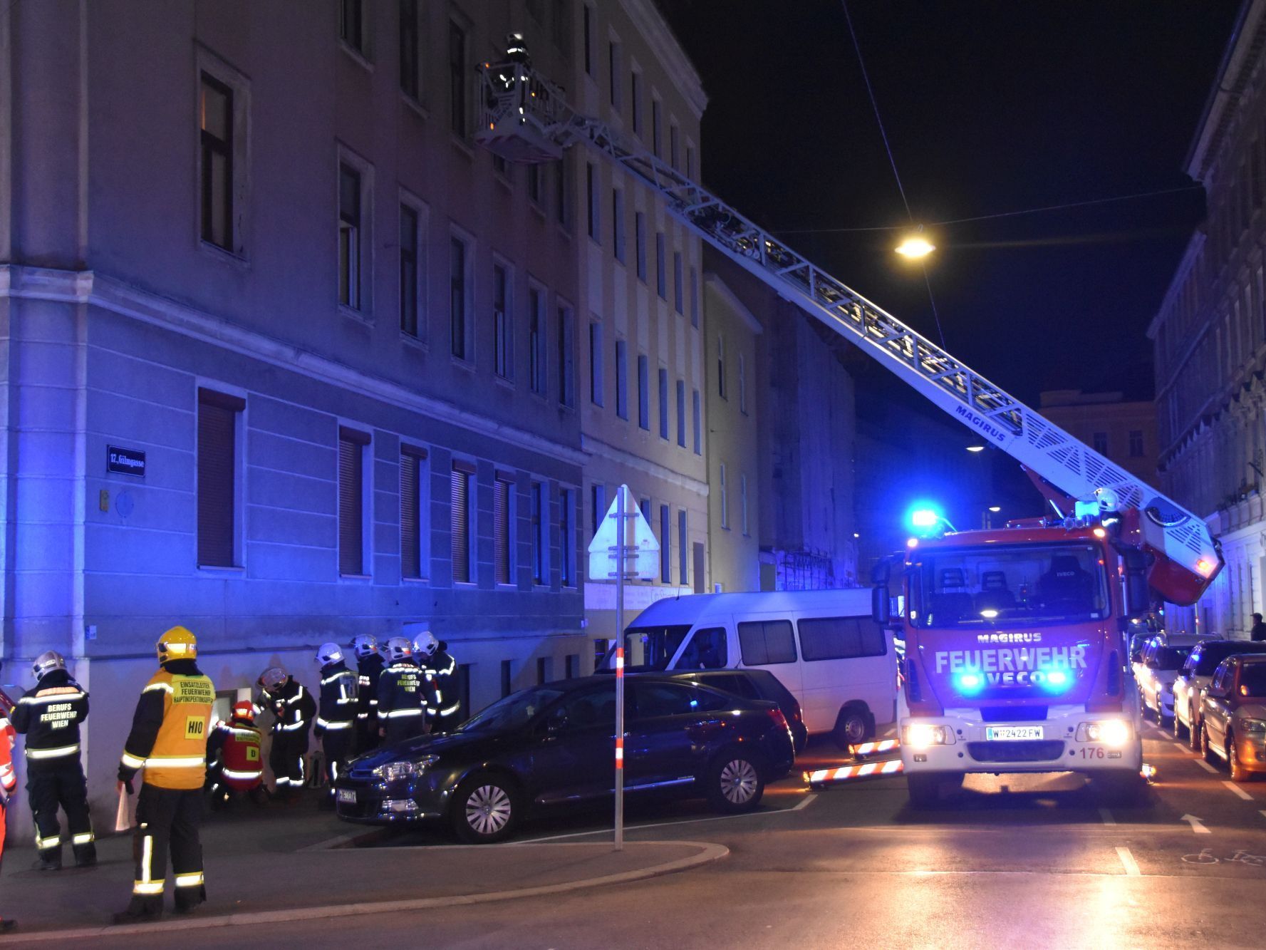 Die Feuerwehr musste heute Früh in die Ferchergasse in Wien-Hernals ausrücken. Die Feuerwehr musste heute Früh in die Ferchergasse in Wien-Hernals ausrücken.