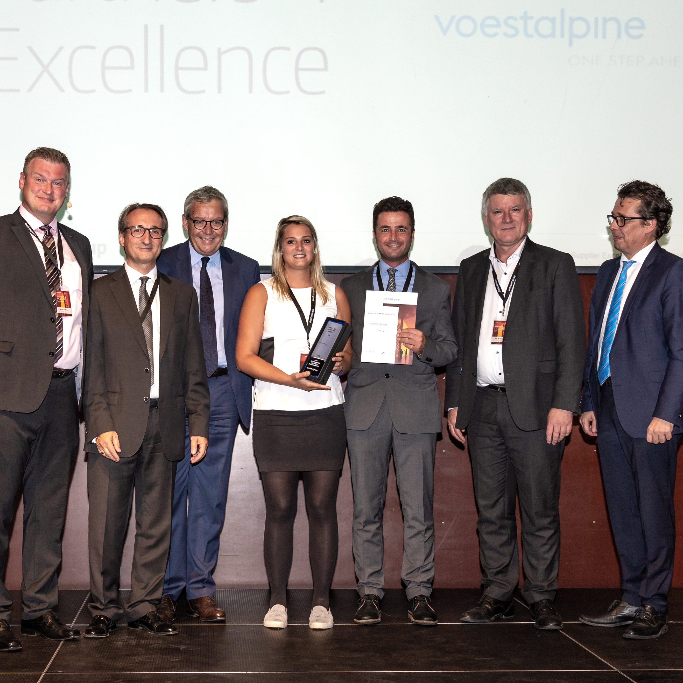 Die Repräsentanten aus dem Vorstand der Zumtobel Group und der Vorarlberger Wirtschaft überreichten den „Supplier Excellence Award“ an die voestalpine AG.