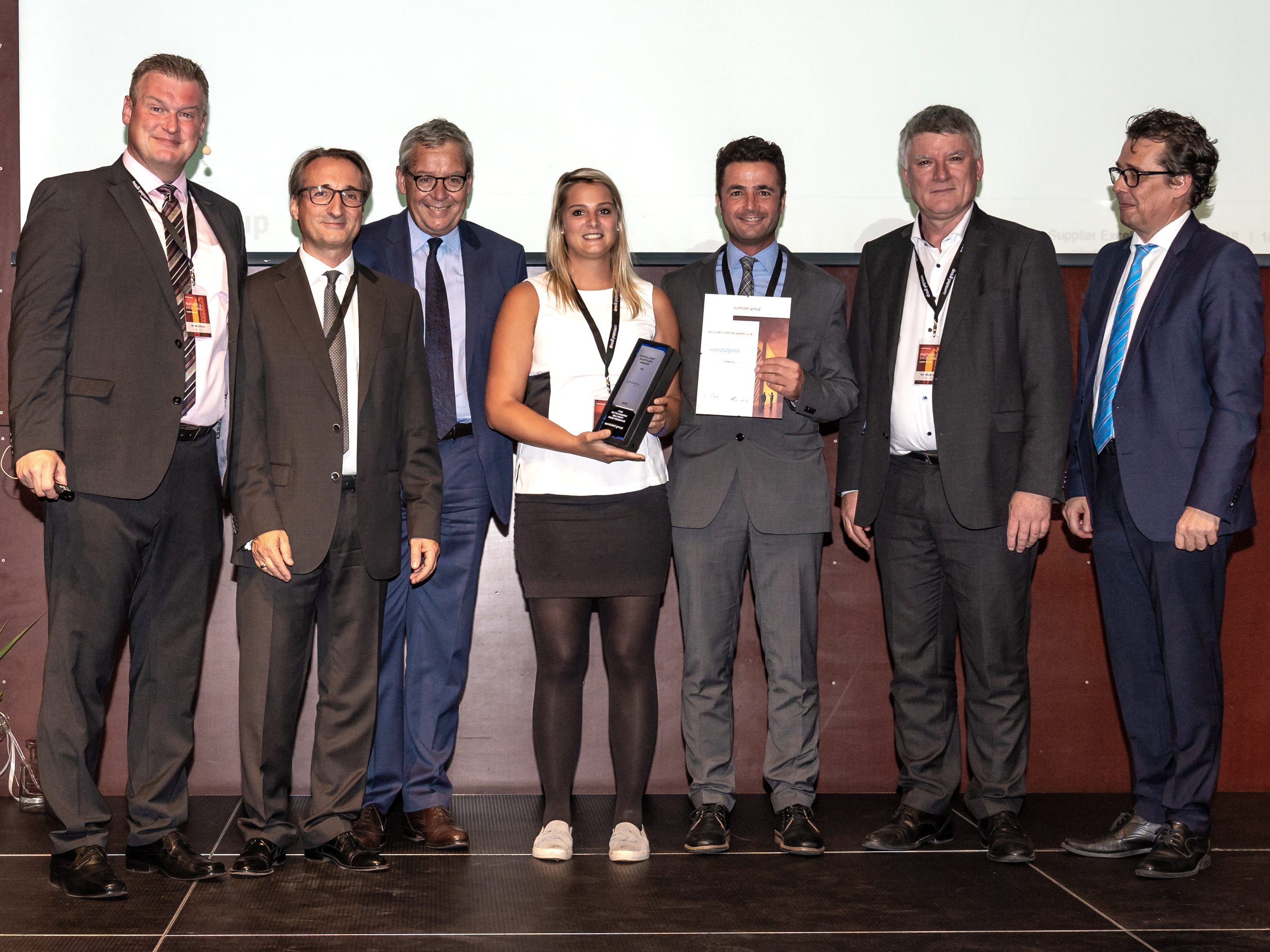 Die Repräsentanten aus dem Vorstand der Zumtobel Group und der Vorarlberger Wirtschaft überreichten den „Supplier Excellence Award“ an die voestalpine AG.