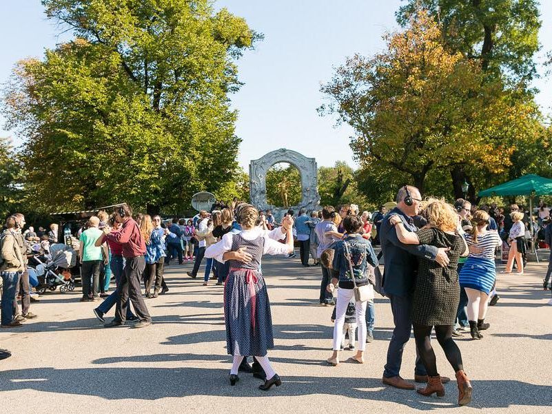 Tanzen im Wiener Stadtpark - die Musik kommt per Funkkopfhörer. Tanzen im Wiener Stadtpark - die Musik kommt per Funkkopfhörer.