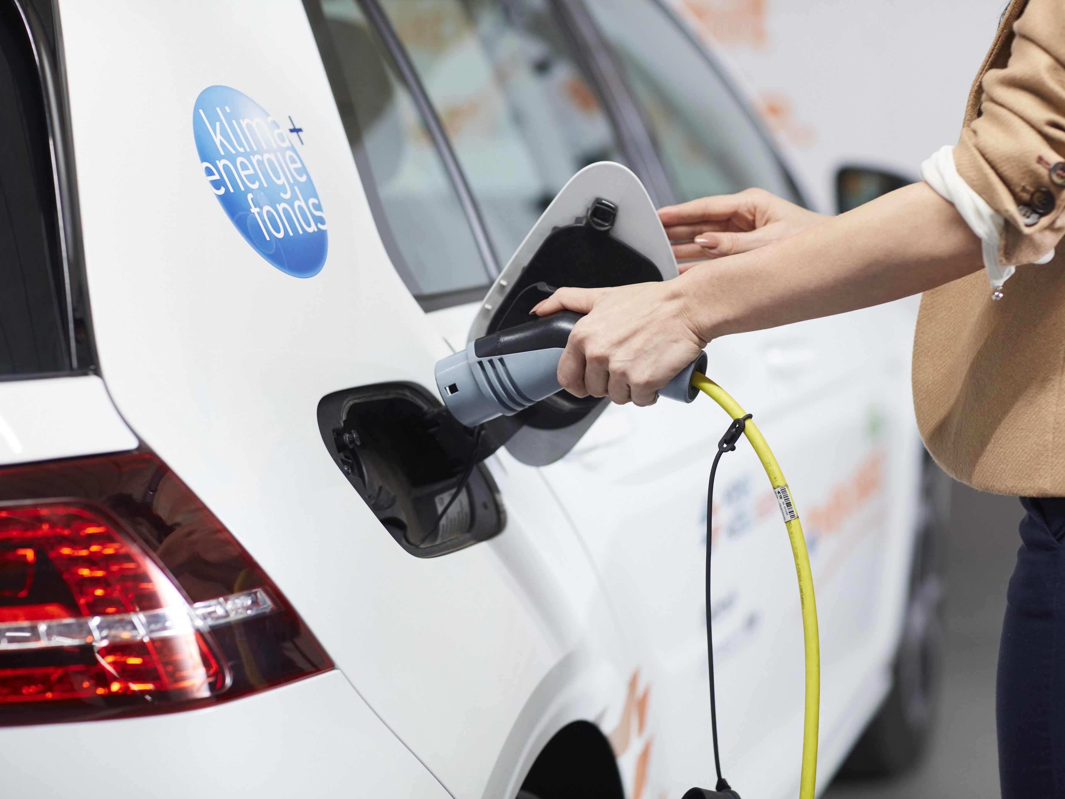 Noch bis 1. Oktober gratis an E-Tankstellen in Wien laden. Noch bis 1. Oktober gratis an E-Tankstellen in Wien laden.