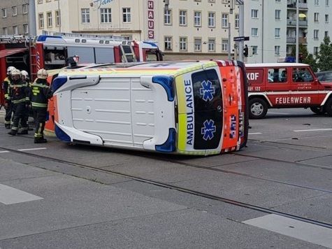 Bei dem Unfall in Wien-Landstraße stürzte das Rettungsauto um.