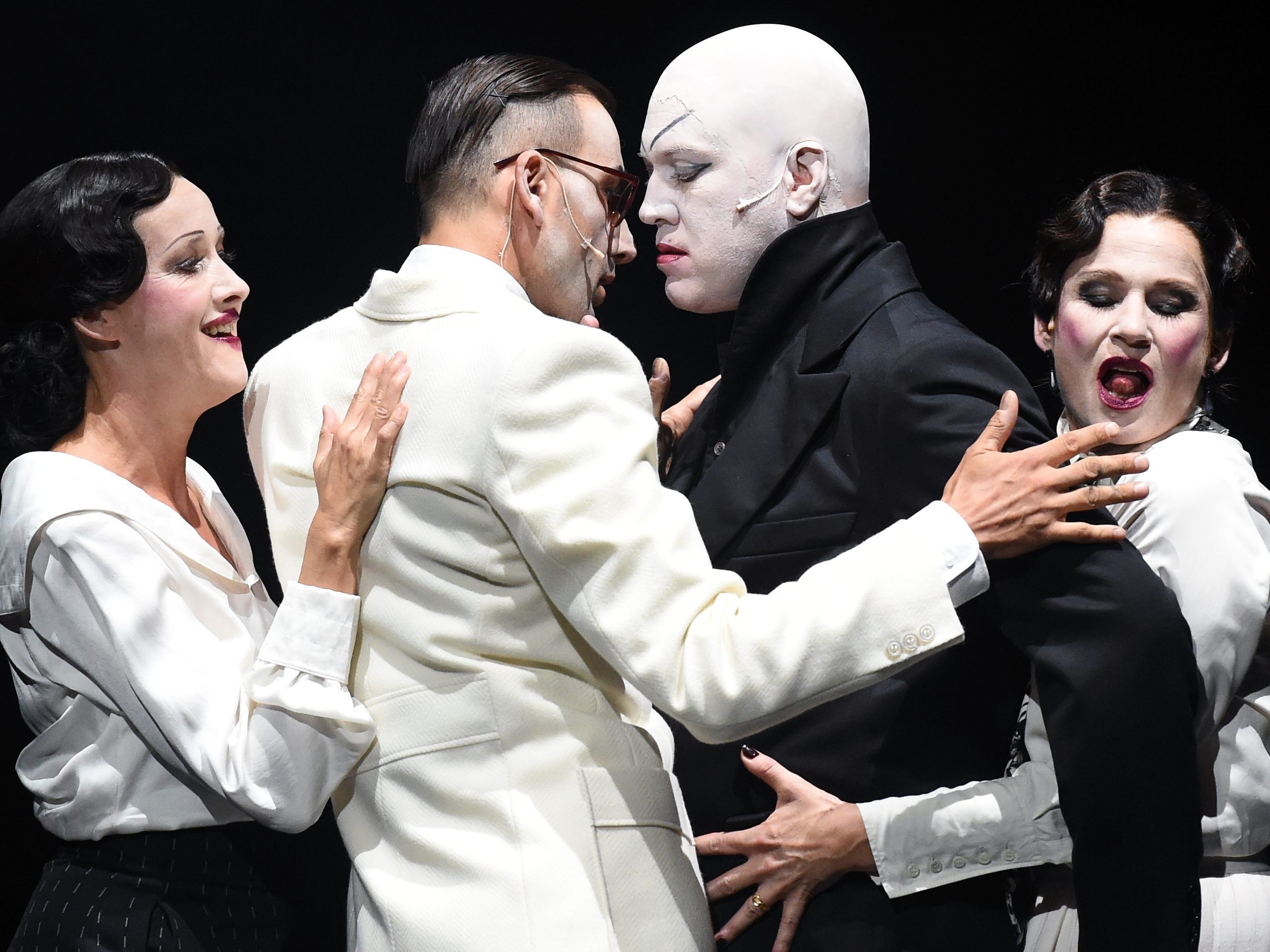Der Saisonauftakt startet mit der Premiere von Klaus Manns "Mephisto" im Wiener Burgtheater. Der Saisonauftakt startet mit der Premiere von Klaus Manns "Mephisto" im Wiener Burgtheater.