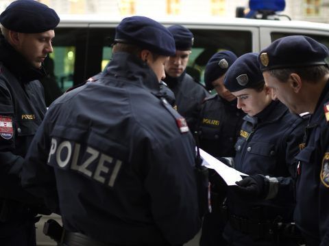 Nach Autodiebstahl: Großfahndung der Polizei an Wiener Stadtgrenze.