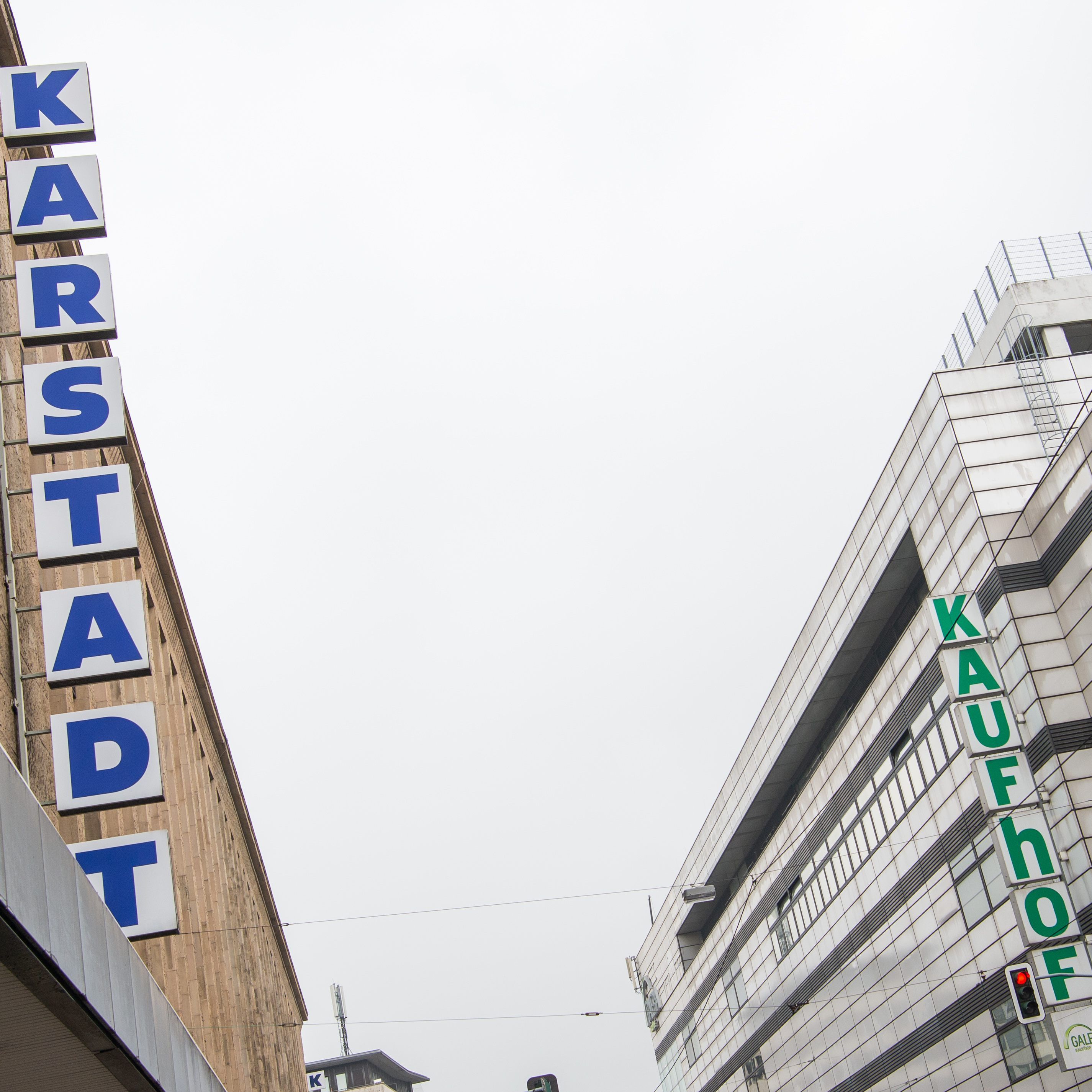 Die beiden Warenhauskonzerne Karstadt und Kaufhof fusionieren.