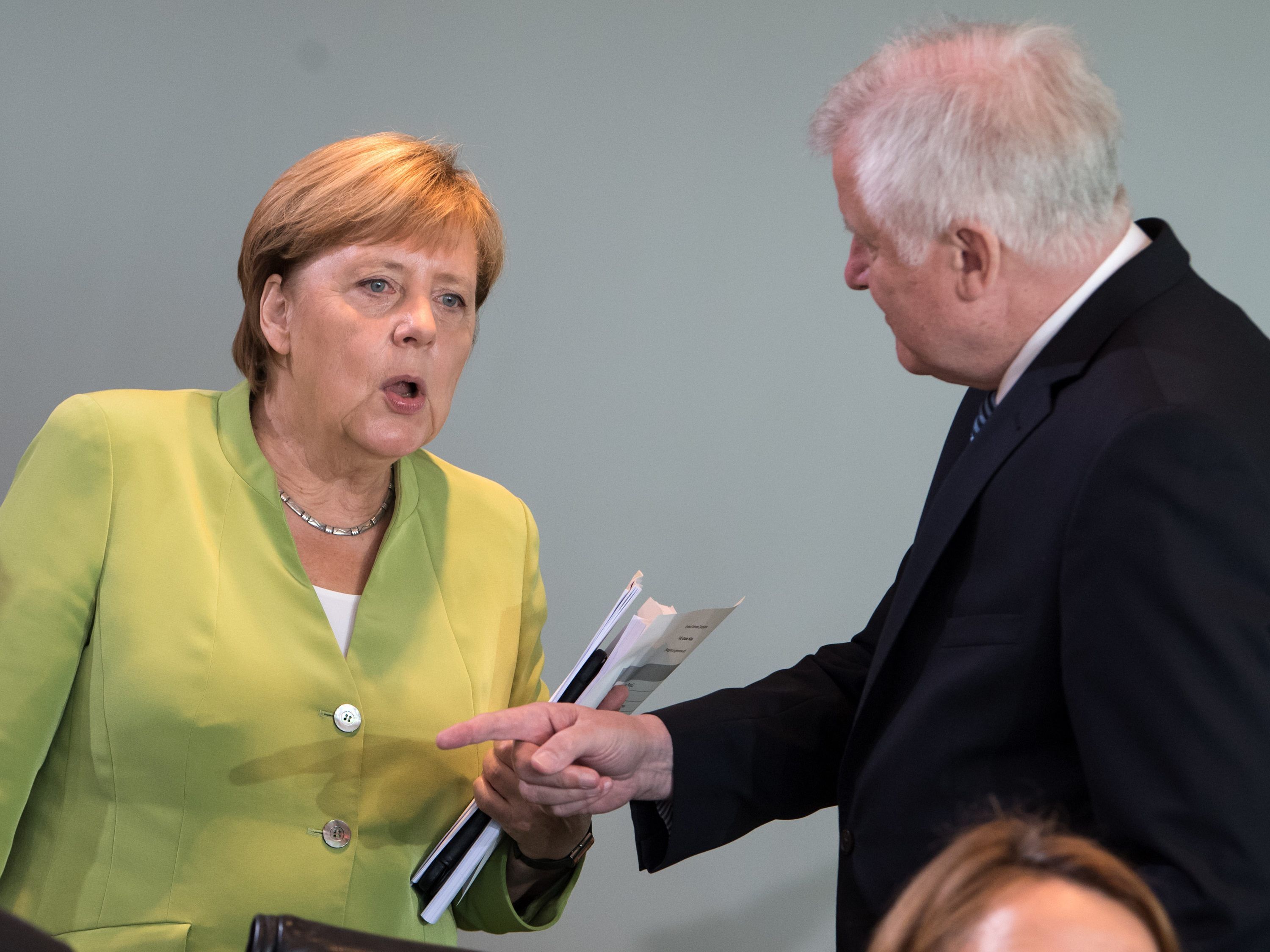 Wieder Zoff zwischen Merkel und Seehofer. Wieder Zoff zwischen Merkel und Seehofer.
