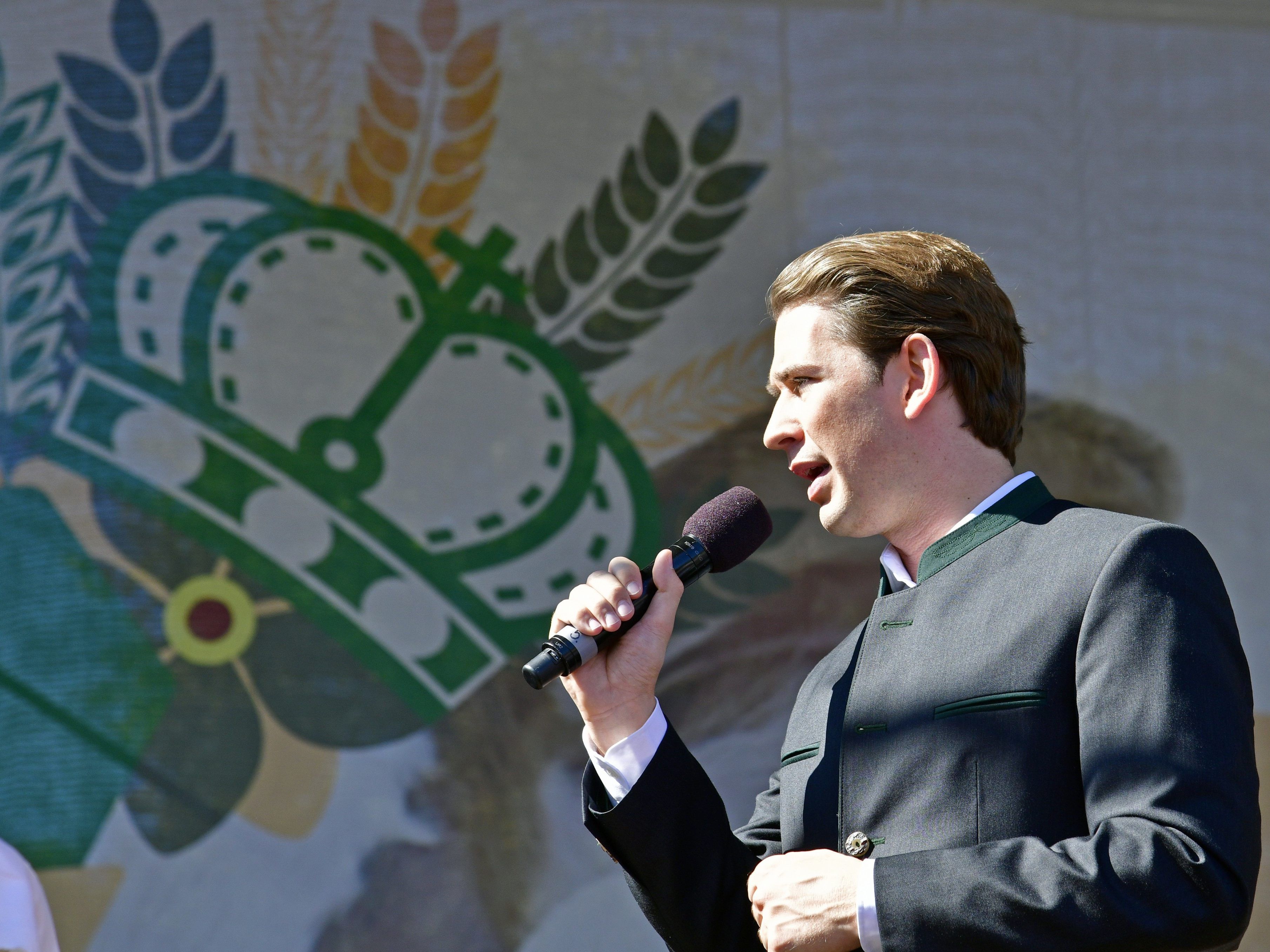 Kurz bedankte sich in seiner Rede bei den österreichischen Bauern. Kurz bedankte sich in seiner Rede bei den österreichischen Bauern.