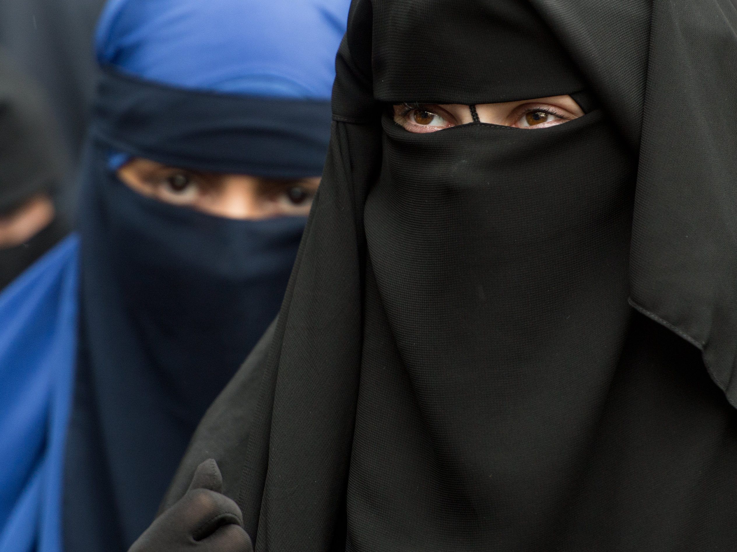 Die Frau war mit einem Niqab vollverschleiert.