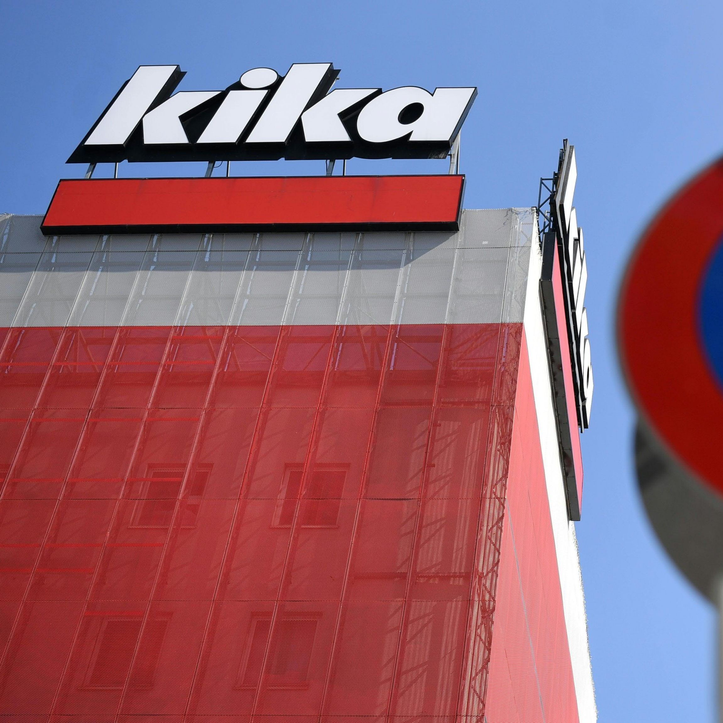 830 Mitarbeiter werden gekündigt.