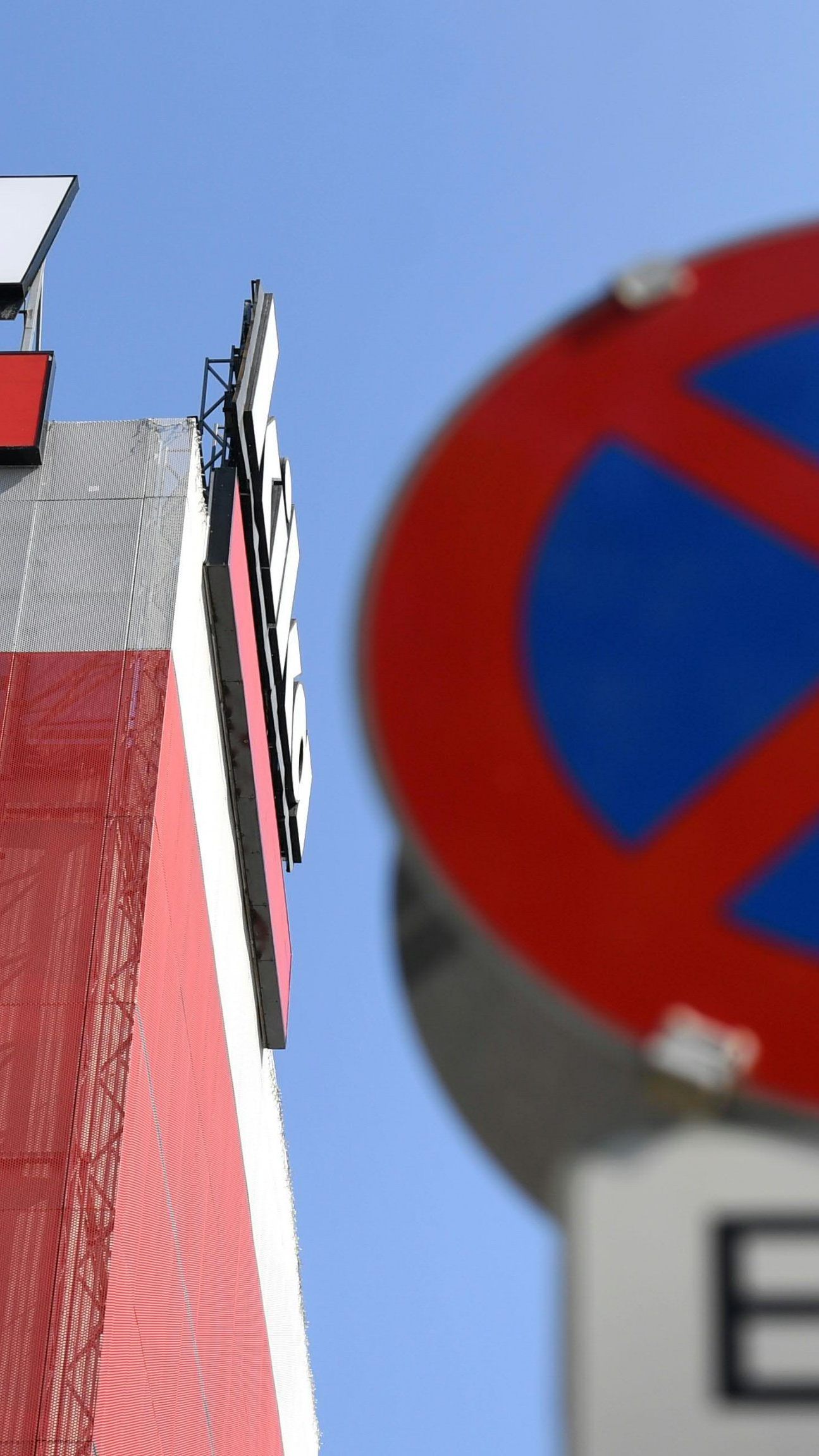 830 Mitarbeiter werden gekündigt.