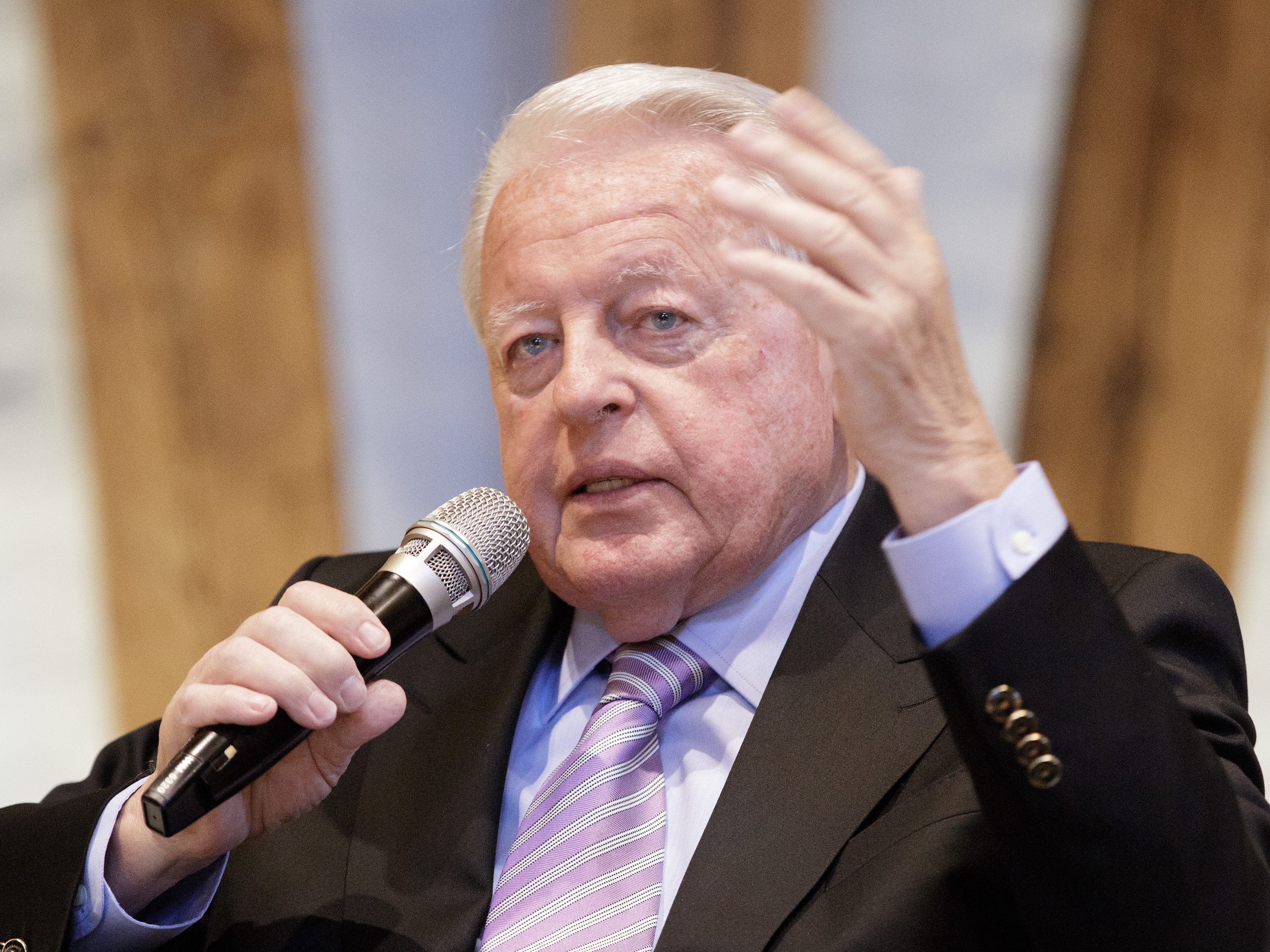Ex-Parteiobmann: "So kann man sich nicht verhalten, so kann man nicht abtreten". Ex-Parteiobmann: "So kann man sich nicht verhalten, so kann man nicht abtreten".
