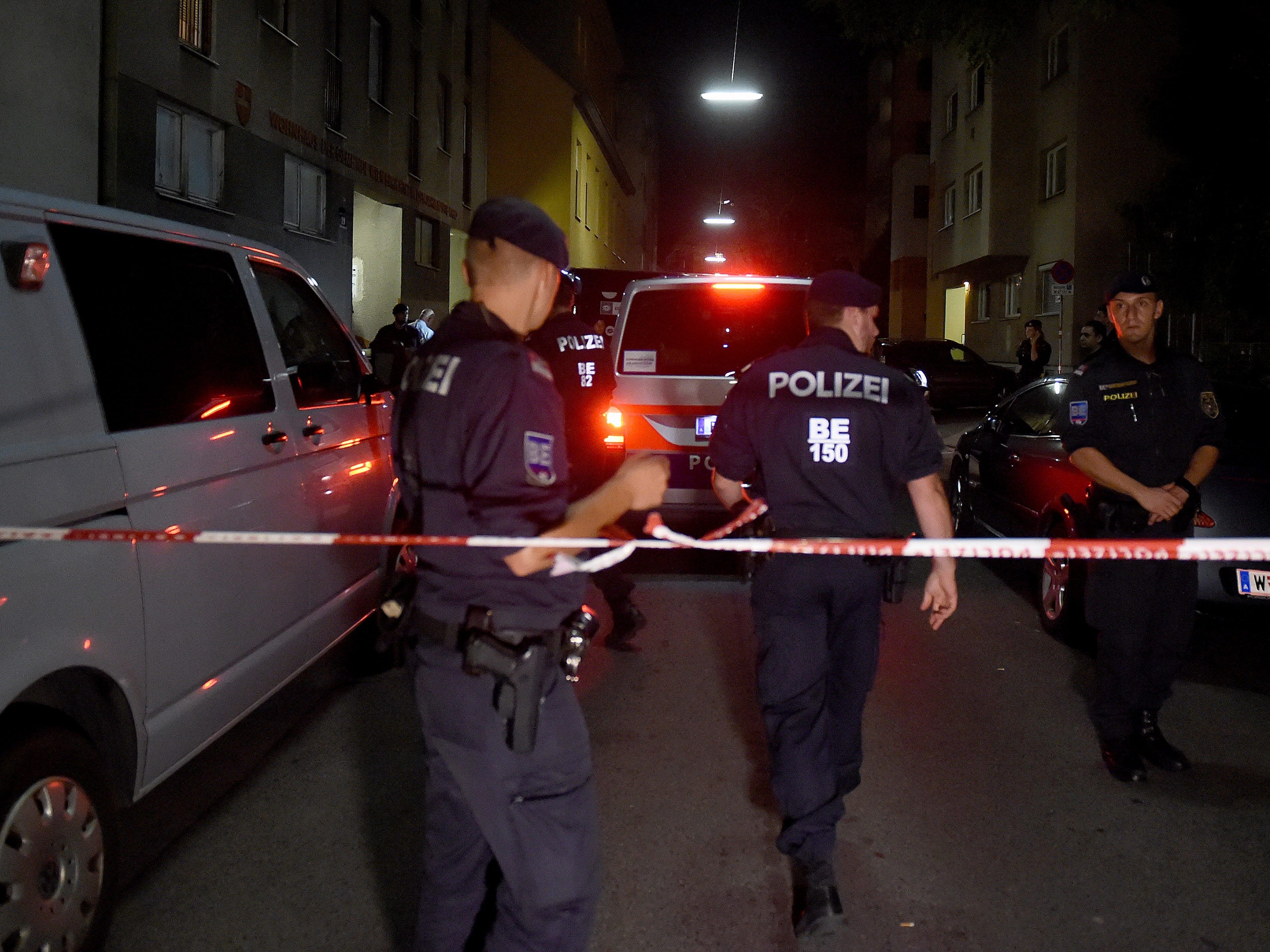 Die Polizei stellte in der Wohnung die vermeintliche Tatwaffe sicher. Die Polizei stellte in der Wohnung die vermeintliche Tatwaffe sicher.