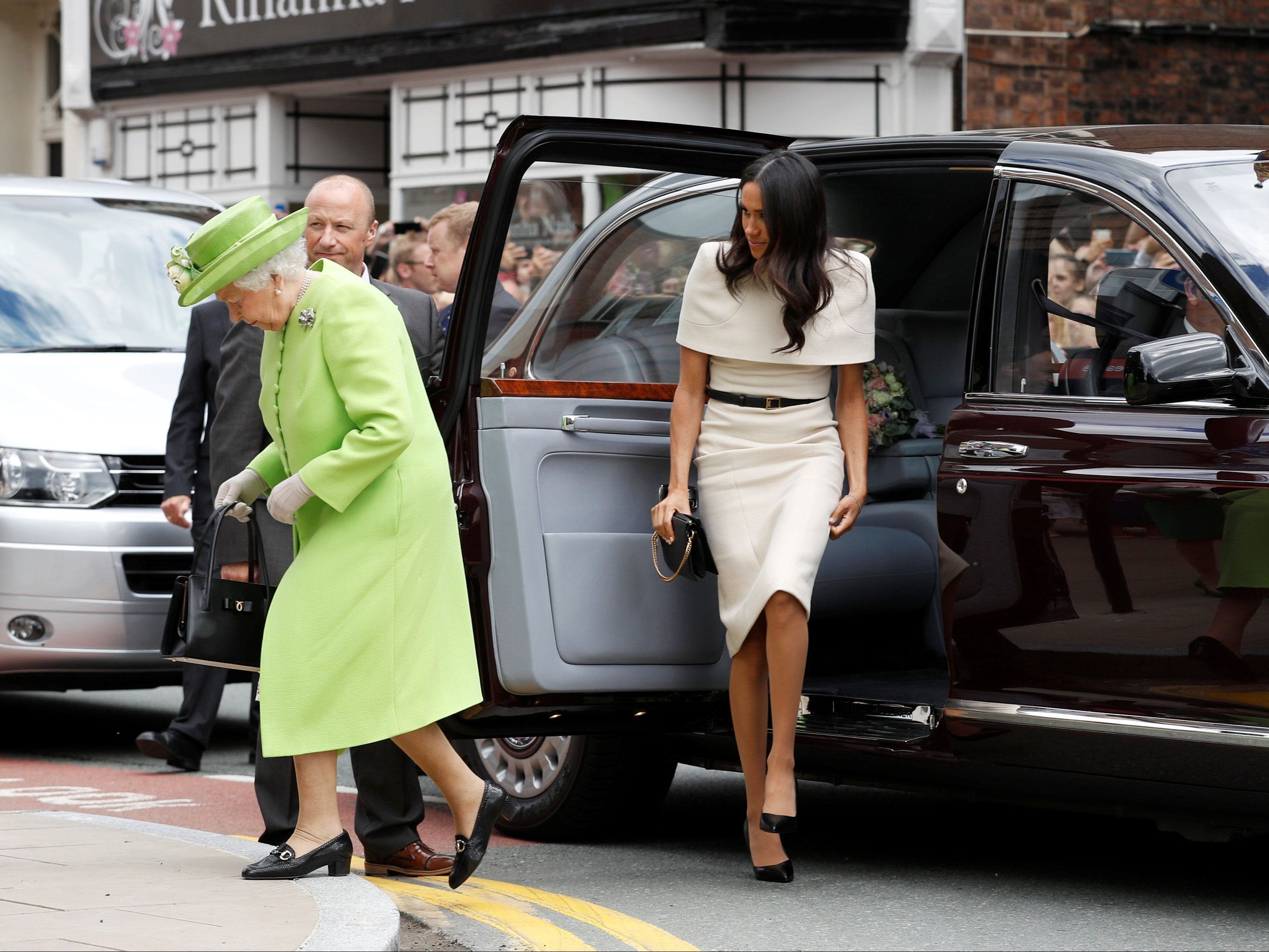 Beim eigentlichen Vorfall war die Queen zwar gar nicht dabei, trotzdem schlägt das Zuschlagen der Autotür Wellen bei den Briten. Beim eigentlichen Vorfall war die Queen zwar gar nicht dabei, trotzdem schlägt das Zuschlagen der Autotür Wellen bei den Briten.