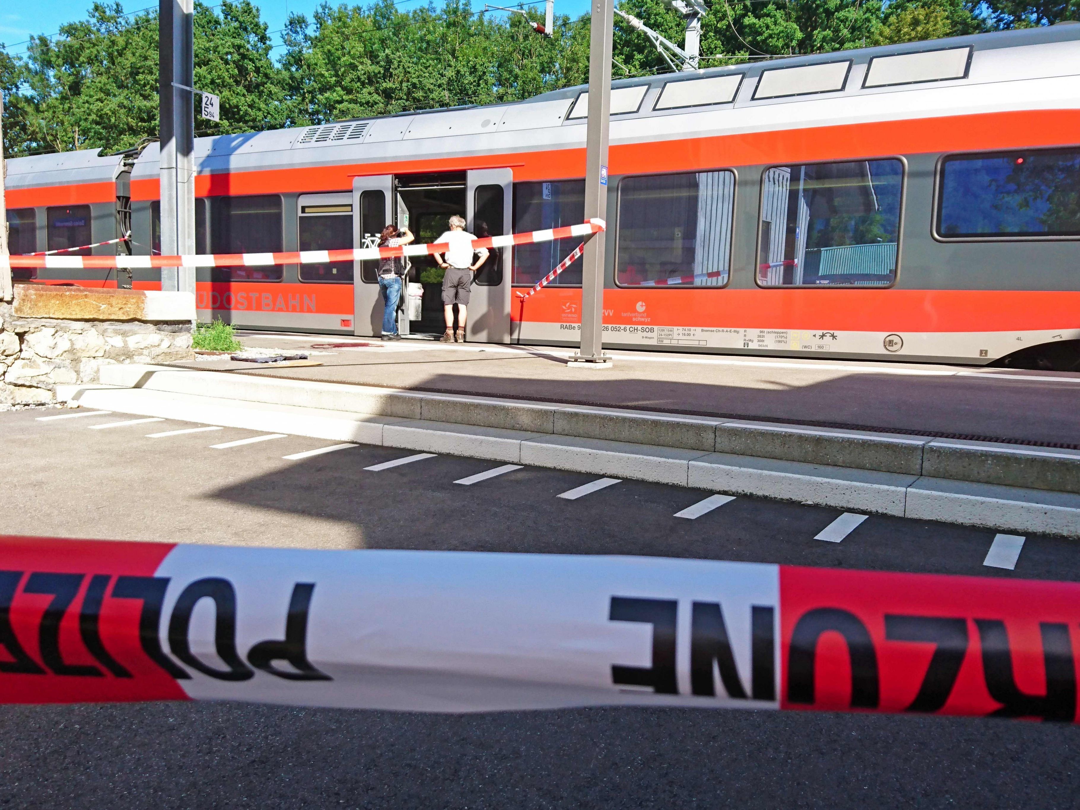 Bei einem Angriff eines Mannes auf mehrere Menschen in eine Zug in der Ostschweiz starben 2016 drei Personen. Mehrere wurden schwer verletzt. Bei einem Angriff eines Mannes auf mehrere Menschen in eine Zug in der Ostschweiz starben 2016 drei Personen. Mehrere wurden schwer verletzt.