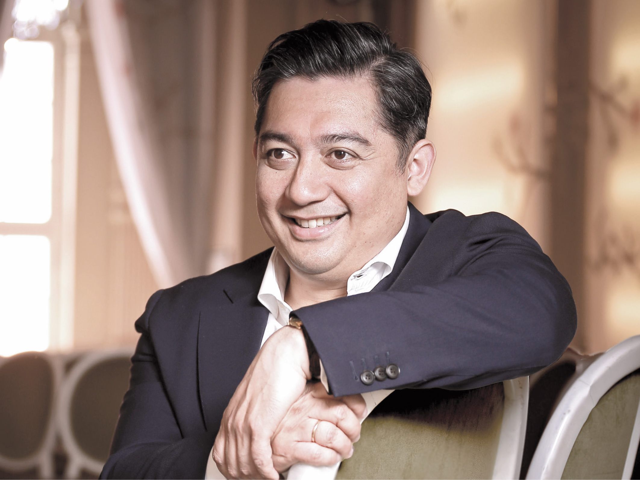 Adrian Prabava ist dem Publikum aus dem vergangenen Jahr noch in bester Erinnerung. Er dirigiert das Geburtstagskonzert „Happy Bernstein!“ zum Saisonauftakt.