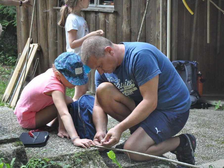 Väter und ihre Kinder hatten viel Spaß dabei, mit selbstgebastelten Angeln und eigenen Ködern Forellen zu fangen. Väter und ihre Kinder hatten viel Spaß dabei, mit selbstgebastelten Angeln und eigenen Ködern Forellen zu fangen.