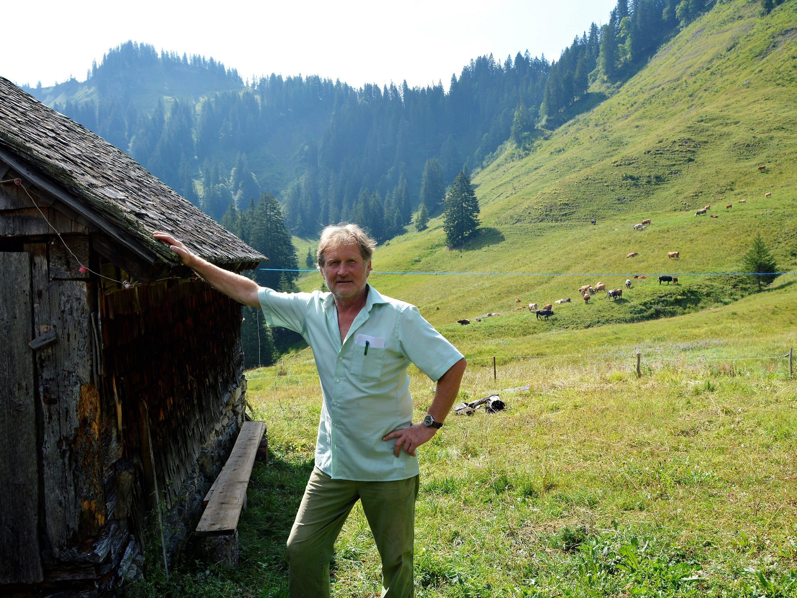 Wolfgang Künzler, der Hirte für Mensch und Vieh, wie er sich selbst nennt, auf „seiner“ Alpe „Valors“.