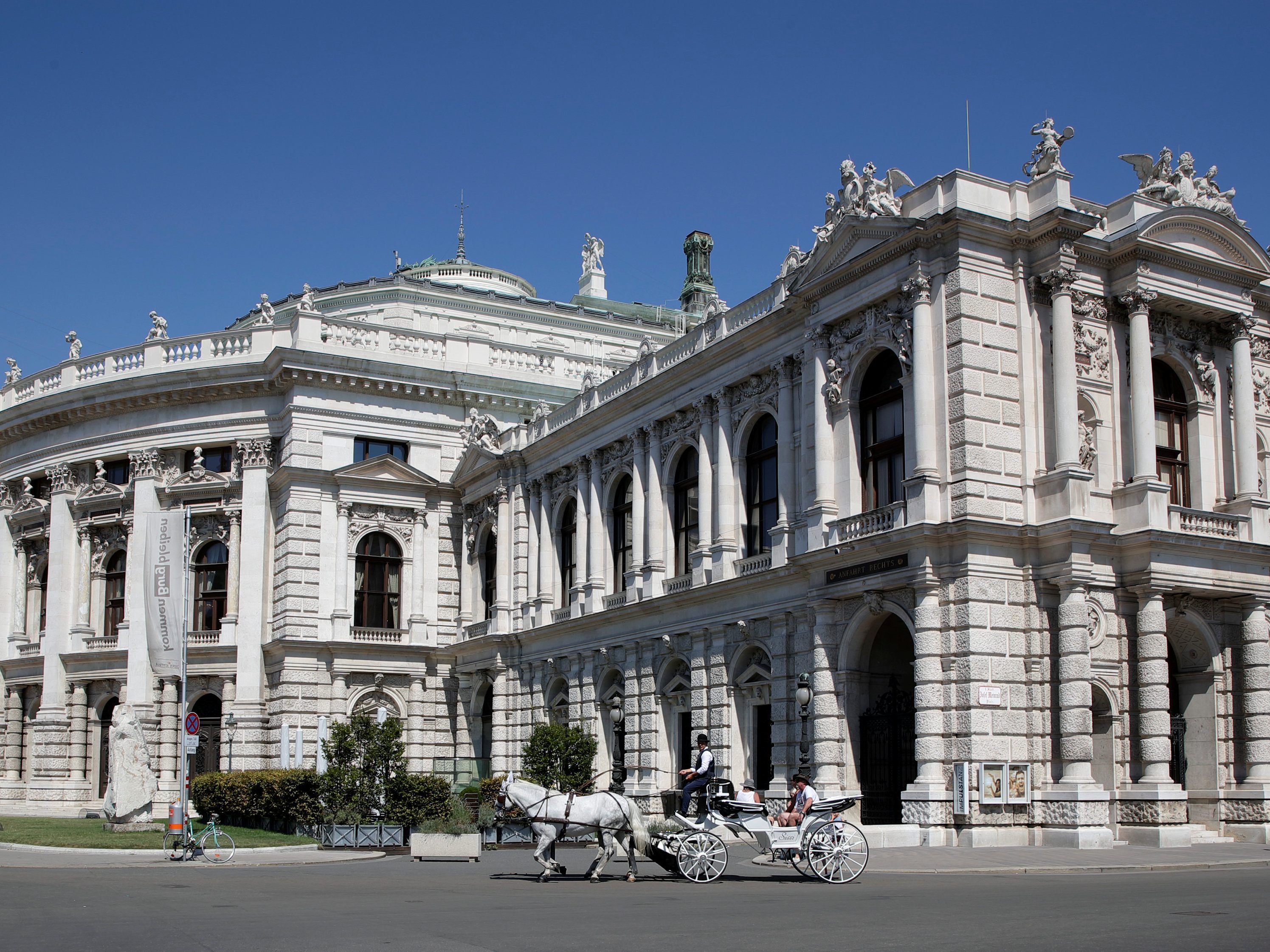 Statt dem Stück von Clemens Seiz wird nun "In Ewigkeit Ameisen" Wolfram Lotz aufgeführt.