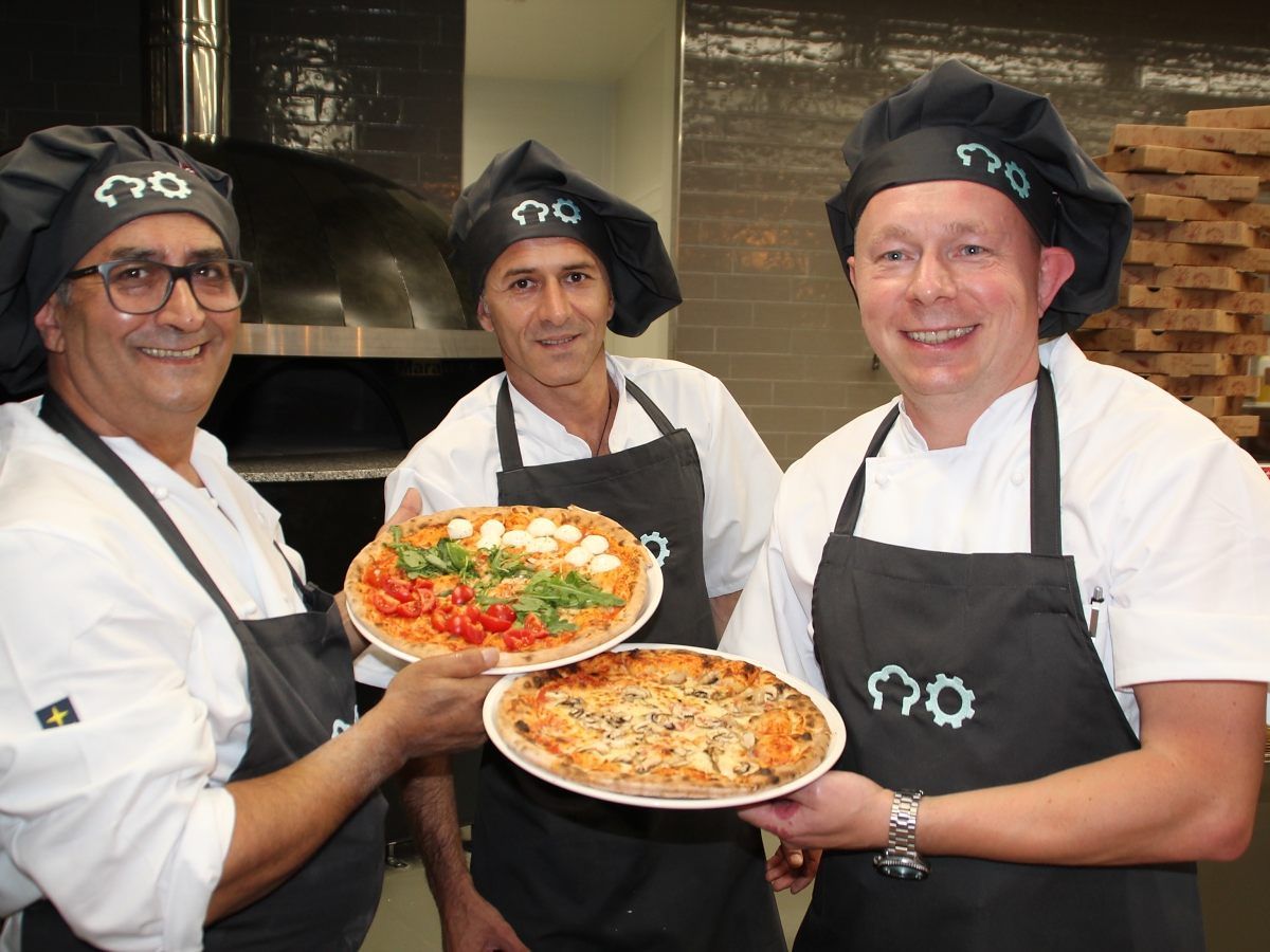 ) In der „Cucina Fabbrica“ werden Pizza und Pasta in einer Showküche zubereitet.