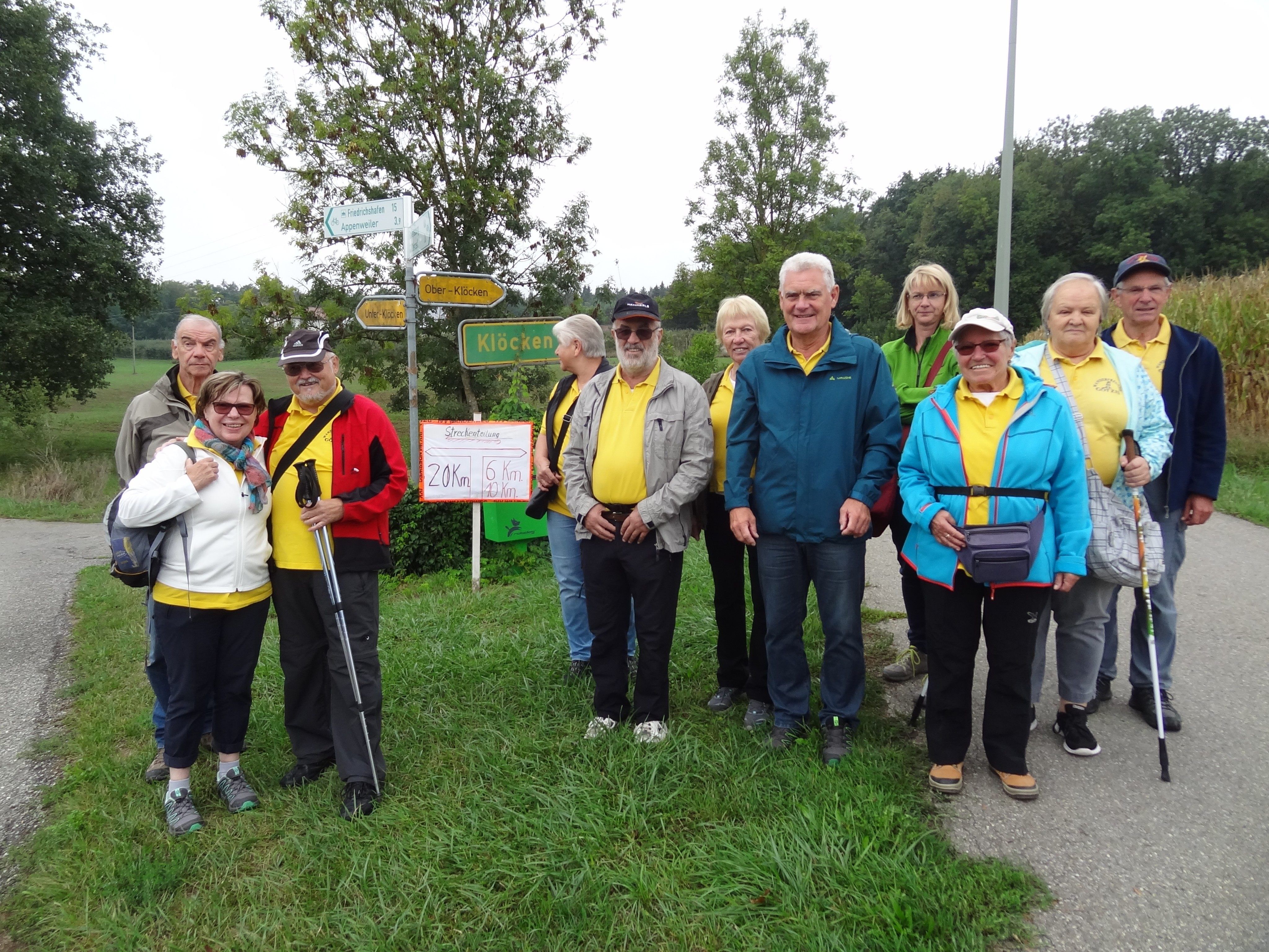 Die Wanderer an der Abzweigung zur 6-, 10- oder 20-km-Wanderung