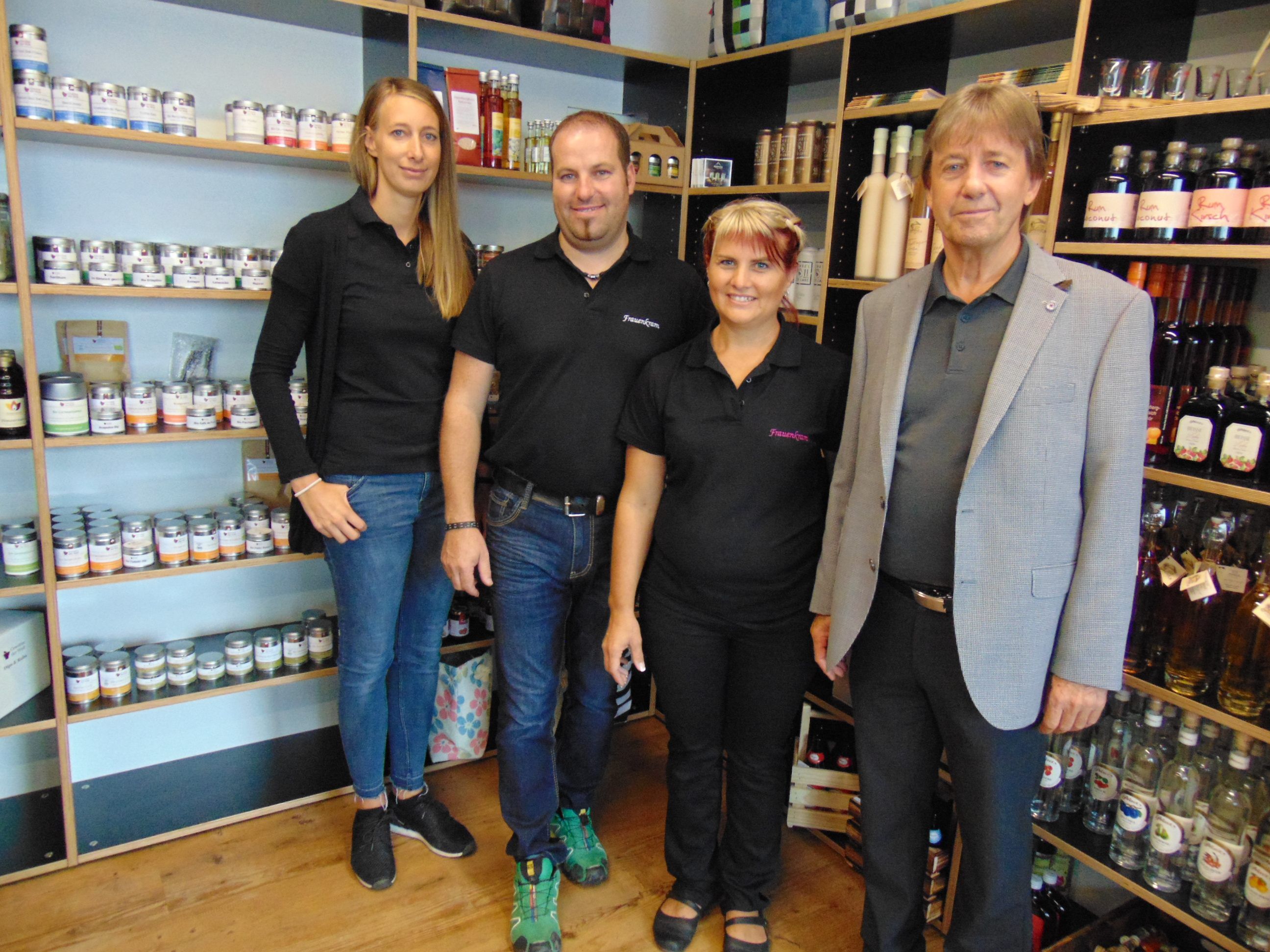 Das Team von "Frauenkram" mit Bürgermeister Fritz Maierhofer Das Team von "Frauenkram" mit Bürgermeister Fritz Maierhofer