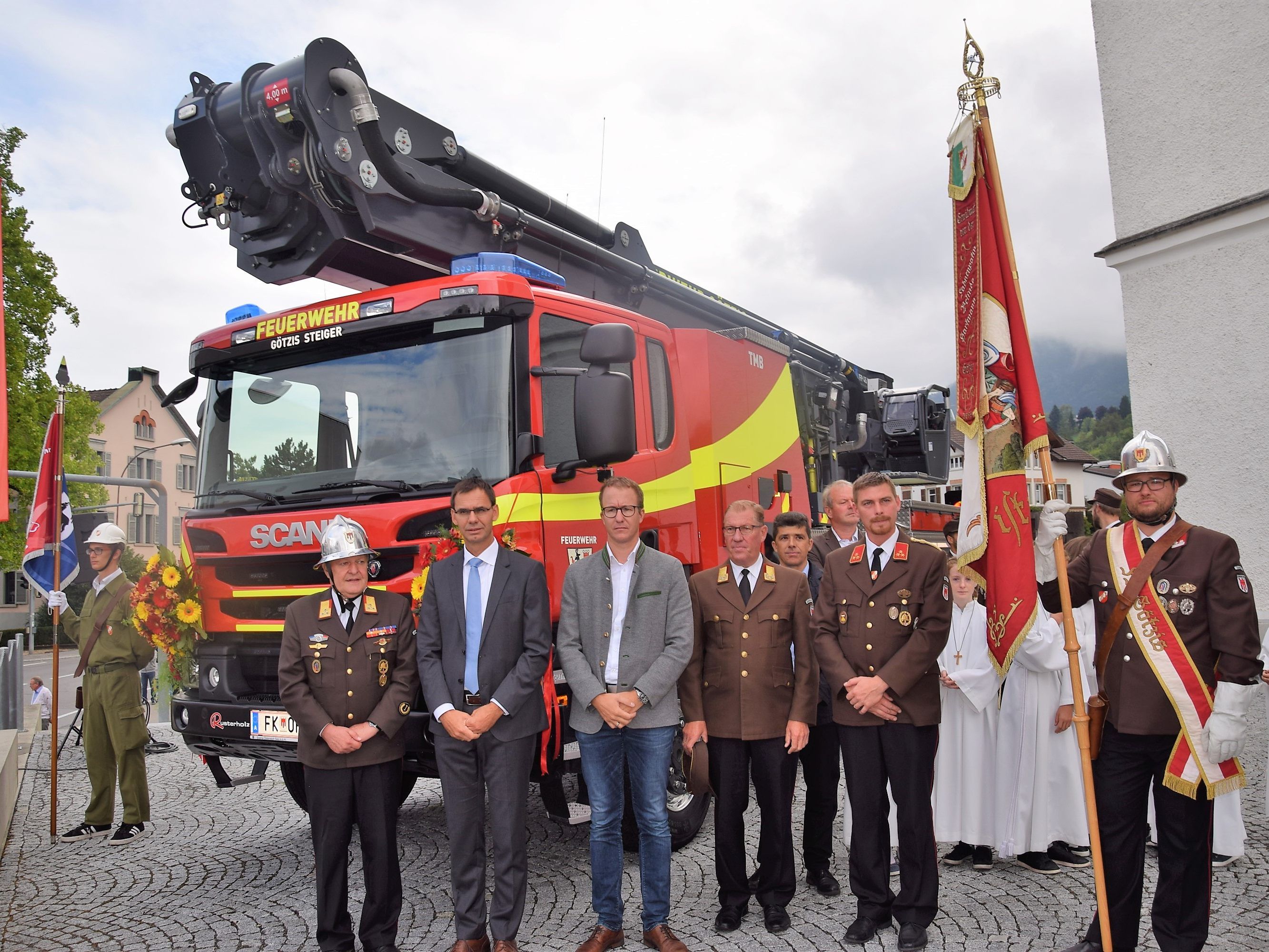 Vor der Pfarrkirche wurde das Einsatzfahrzeug in Anwesenheit von viel Prominenz und Feuerwehren aus dem ganzen Land gesegnet Vor der Pfarrkirche wurde das Einsatzfahrzeug in Anwesenheit von viel Prominenz und Feuerwehren aus dem ganzen Land gesegnet