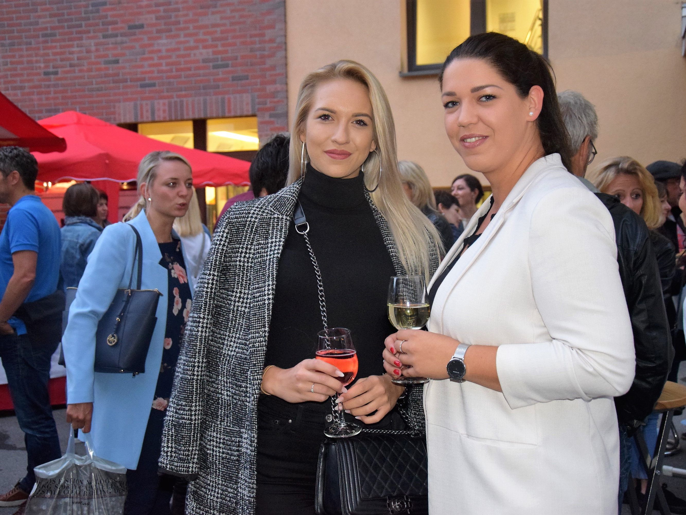Auch Julia und Santina waren begeistert von der Lifestyle- und Modenacht Auch Julia und Santina waren begeistert von der Lifestyle- und Modenacht