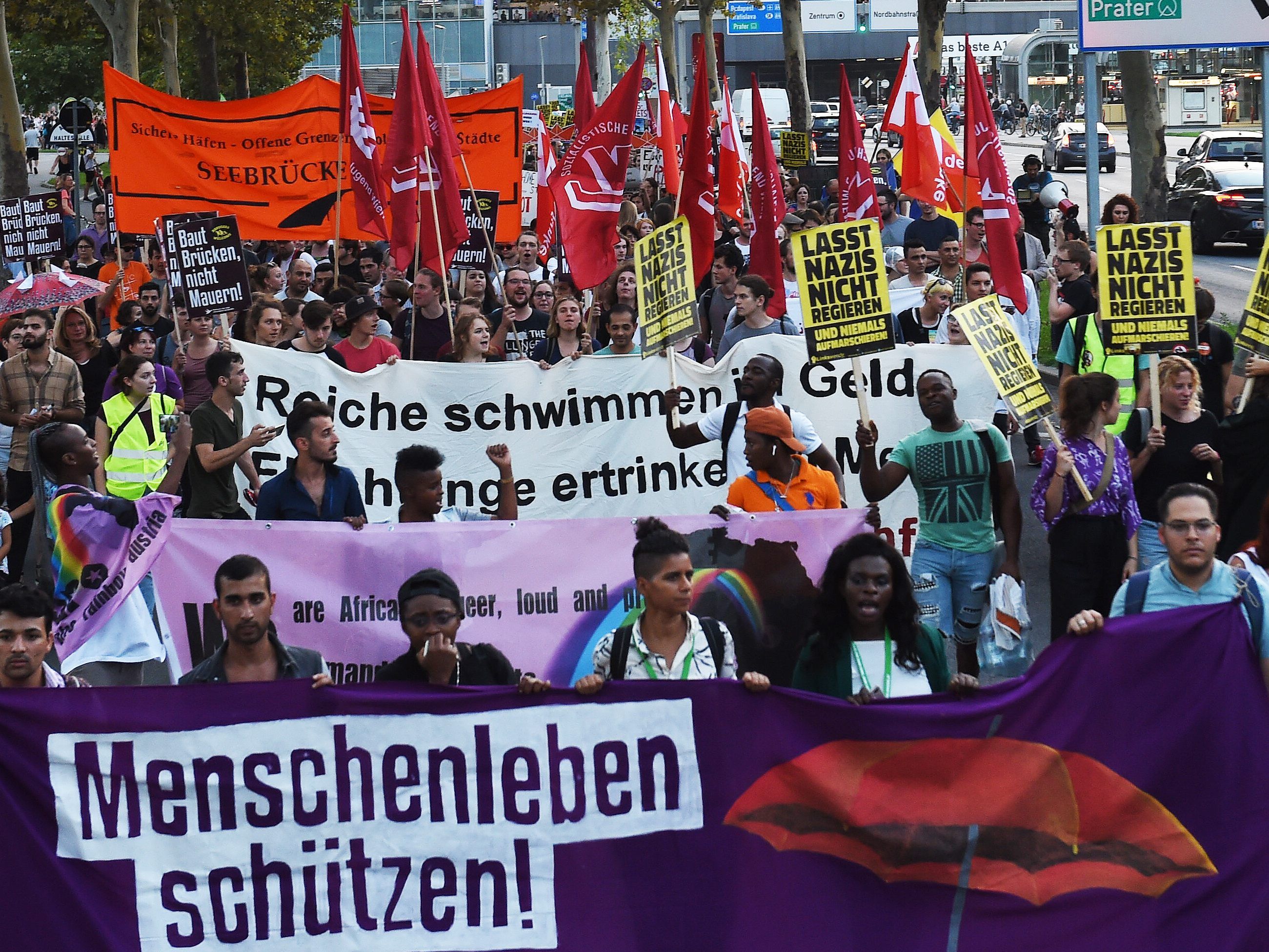 Rund 1100 Menschen demonstrierten am Donnerstag für eine Menschliche Asylpolitik.