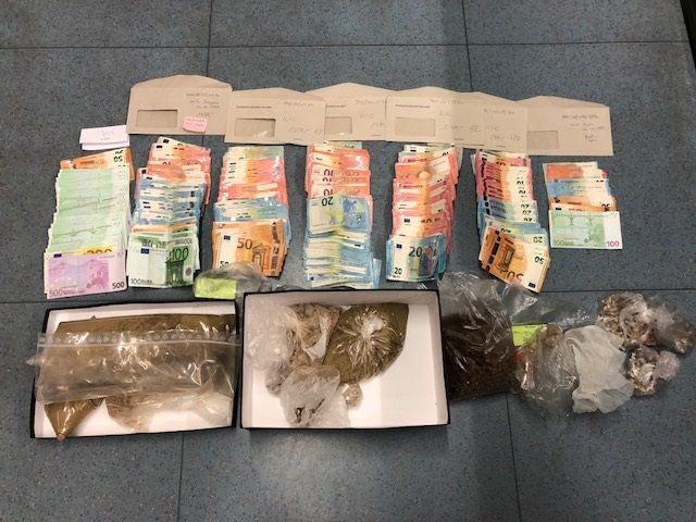 Es wurden 800 Gramm Heroin und 15.000 Euro sichergestellt. Es wurden 800 Gramm Heroin und 15.000 Euro sichergestellt.