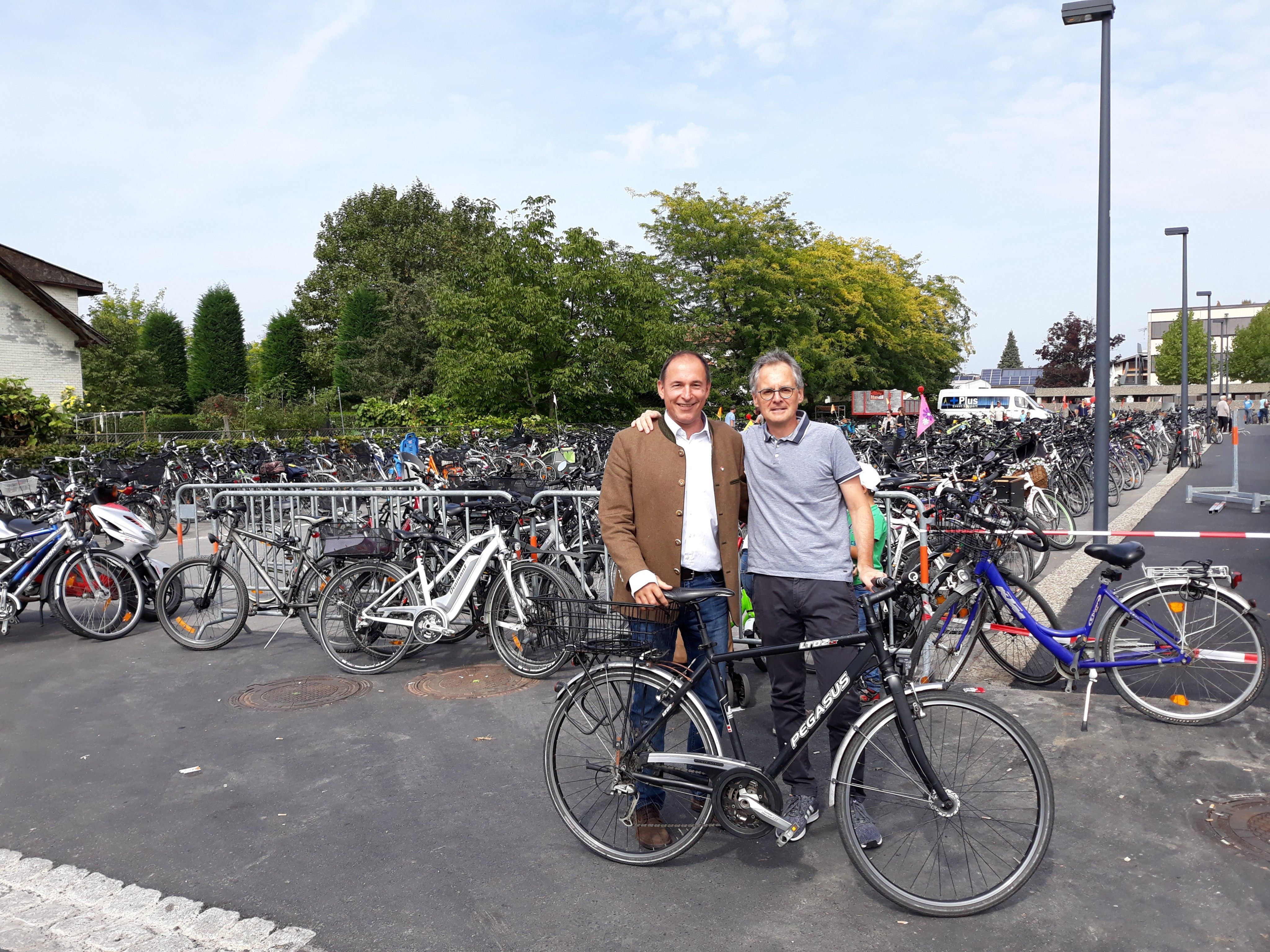 Mobilitätsgemeinderat Dietmar Haller und HAK-Direktor Johann Scheffknecht vor dem vollbesetzten Fahrradabstellplatz Mobilitätsgemeinderat Dietmar Haller und HAK-Direktor Johann Scheffknecht vor dem vollbesetzten Fahrradabstellplatz