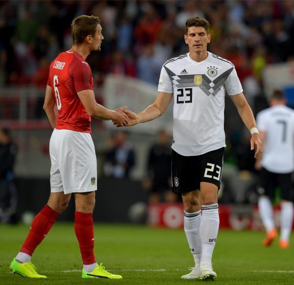 Widerwilliger Handschlag beim Länderspiel (GEPA Pictures) Widerwilliger Handschlag beim Länderspiel (GEPA Pictures)