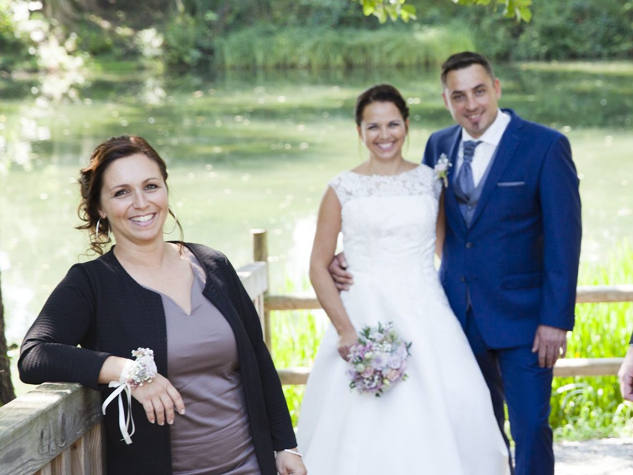 Ds frisch vermählte Paar mit seinen Trauzeugen.