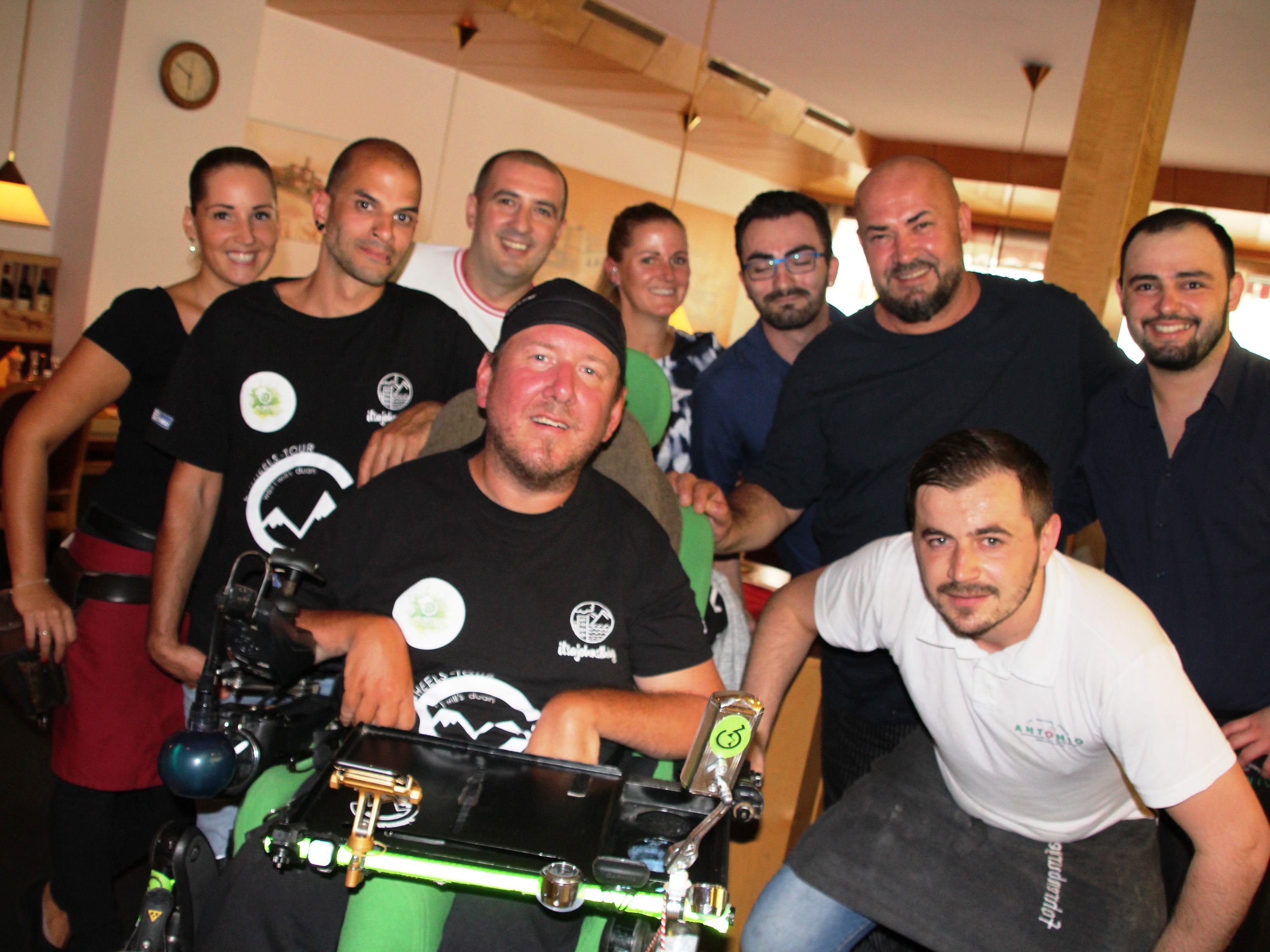 Das ganze Pizzeria Antonio Team war begeistert ob der Lebensfreude und der beeindruckenden Aktion von Harald "Harry" Großmayer