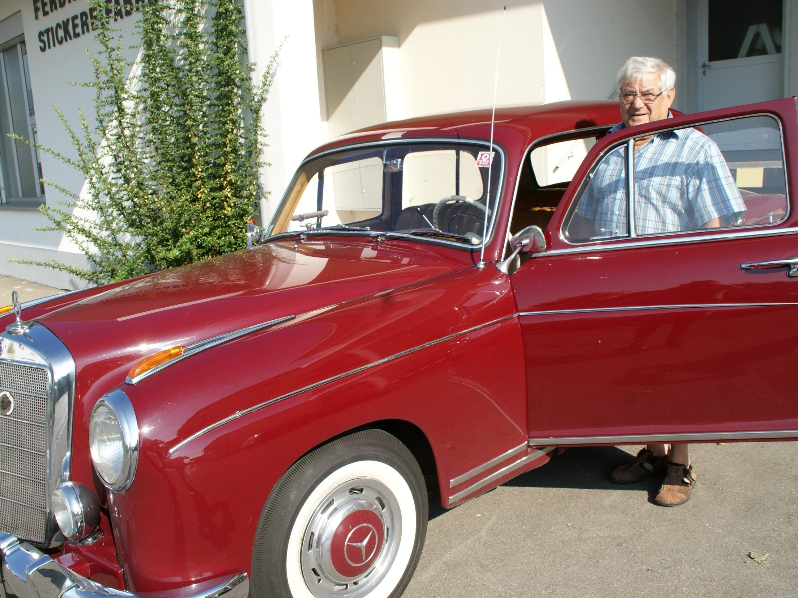 Herbert Rauch mit seinem Morris Minor