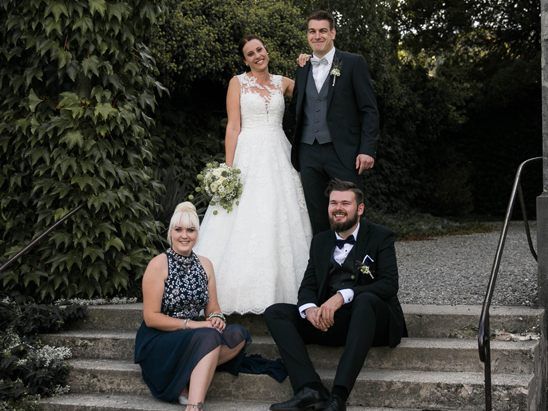 Das frisch vermählte Ehepaar Marina und David mit den Trauzeugen.