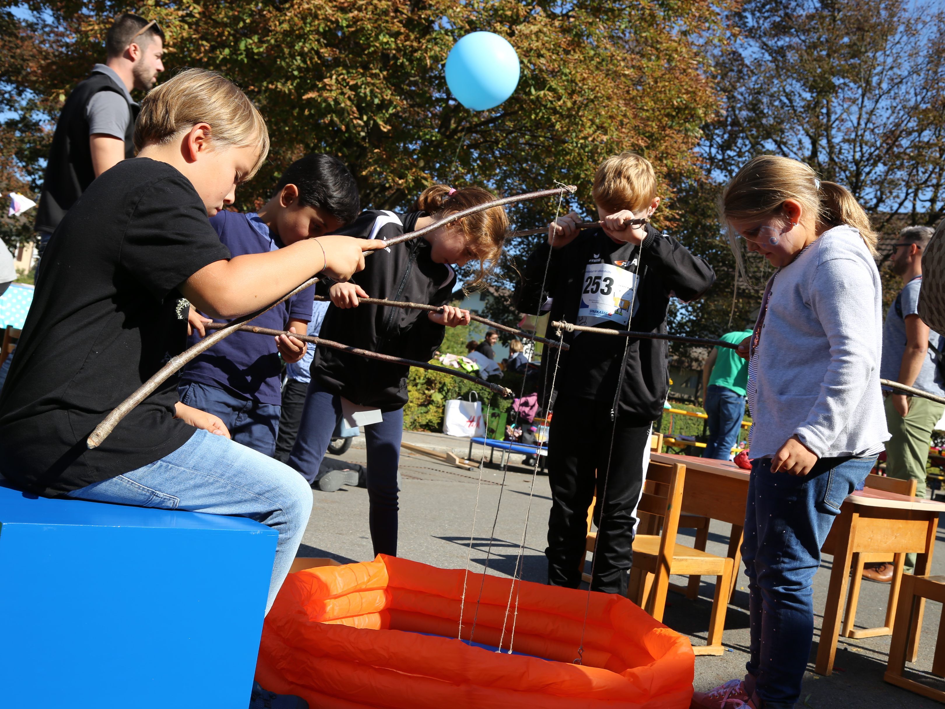 Angelspaß im Plantschbecken auf dem 10. Spielefest.