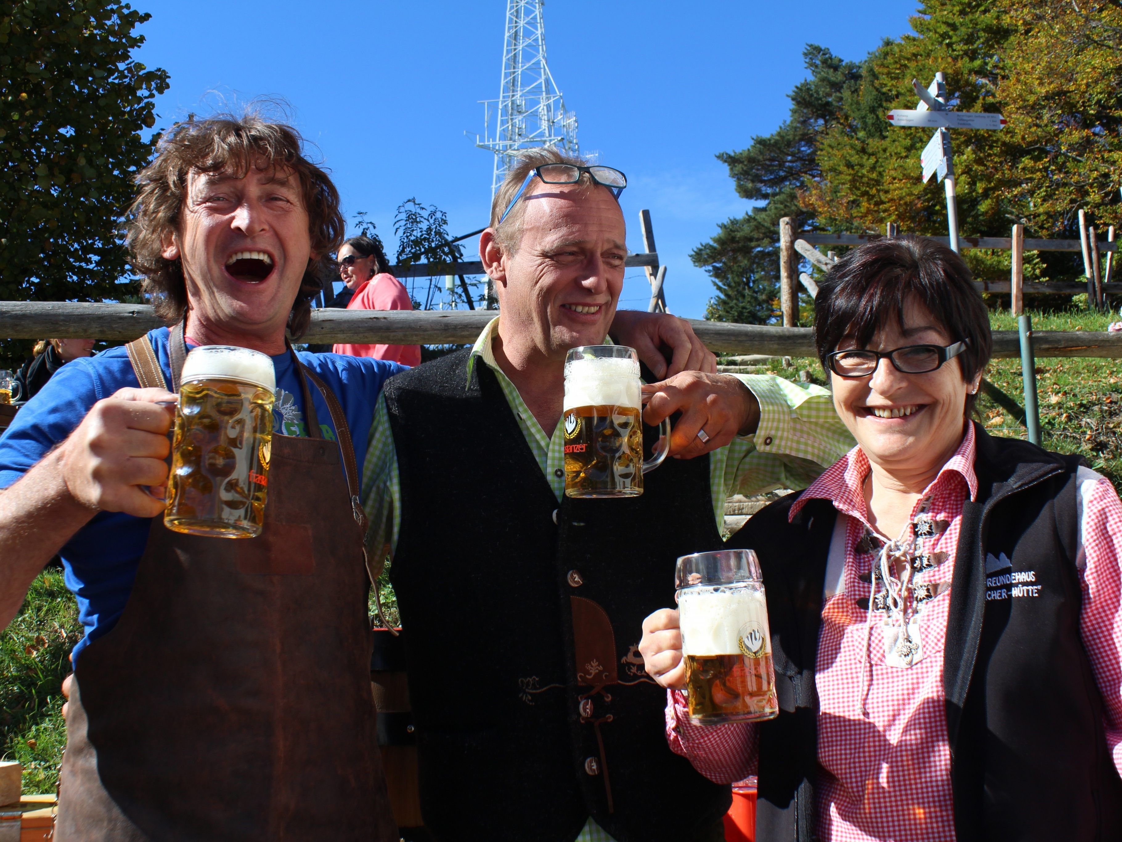 Unti, Jürgen und Vroni beim Fassanstich auf der Feldkircher Hütte. Unti, Jürgen und Vroni beim Fassanstich auf der Feldkircher Hütte.