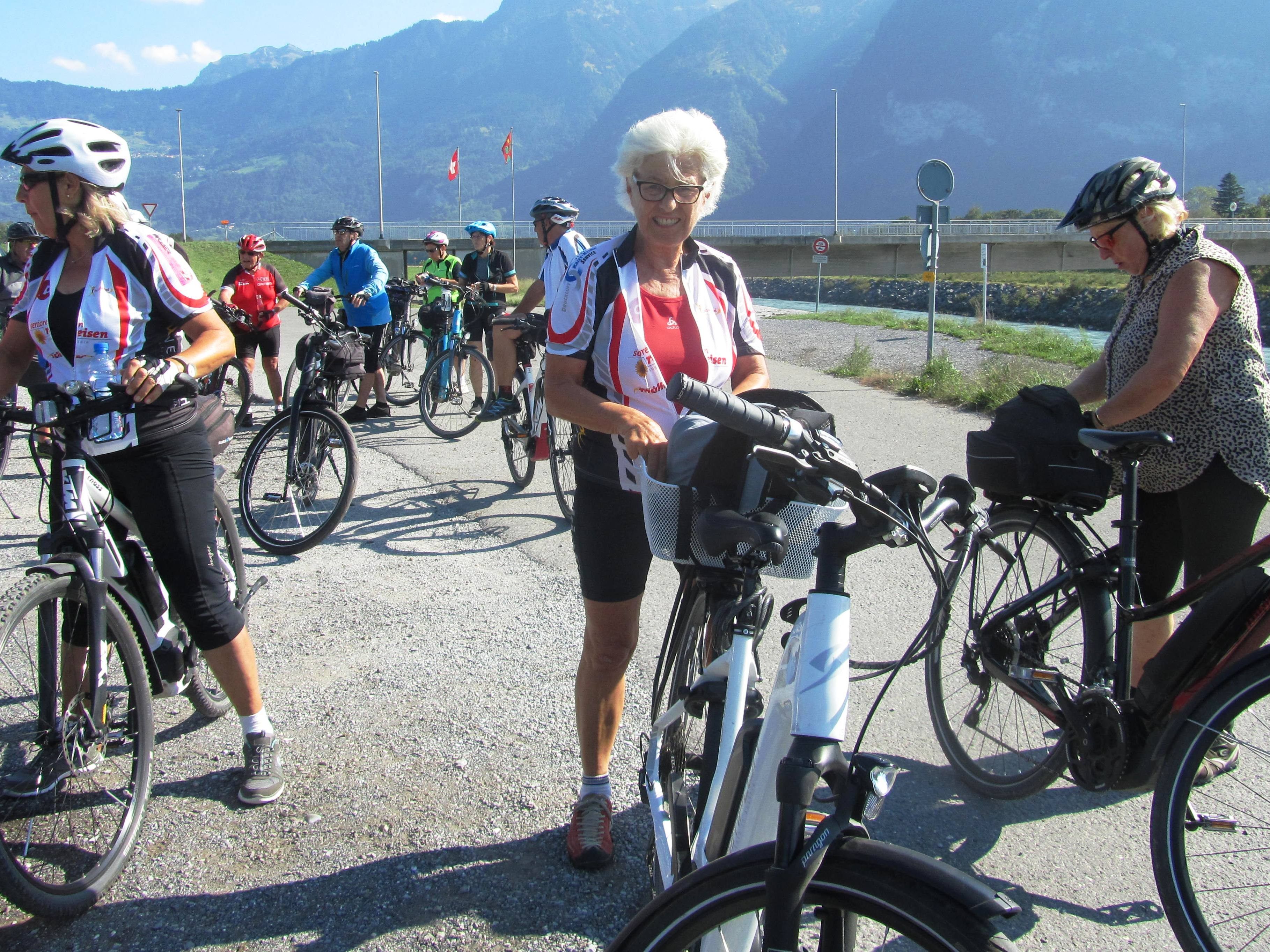 Goldener Herbst bescherte 18 Freunden des Radteam perpedales herrliche Stunden auf der Walensee-Tour Goldener Herbst bescherte 18 Freunden des Radteam perpedales herrliche Stunden auf der Walensee-Tour