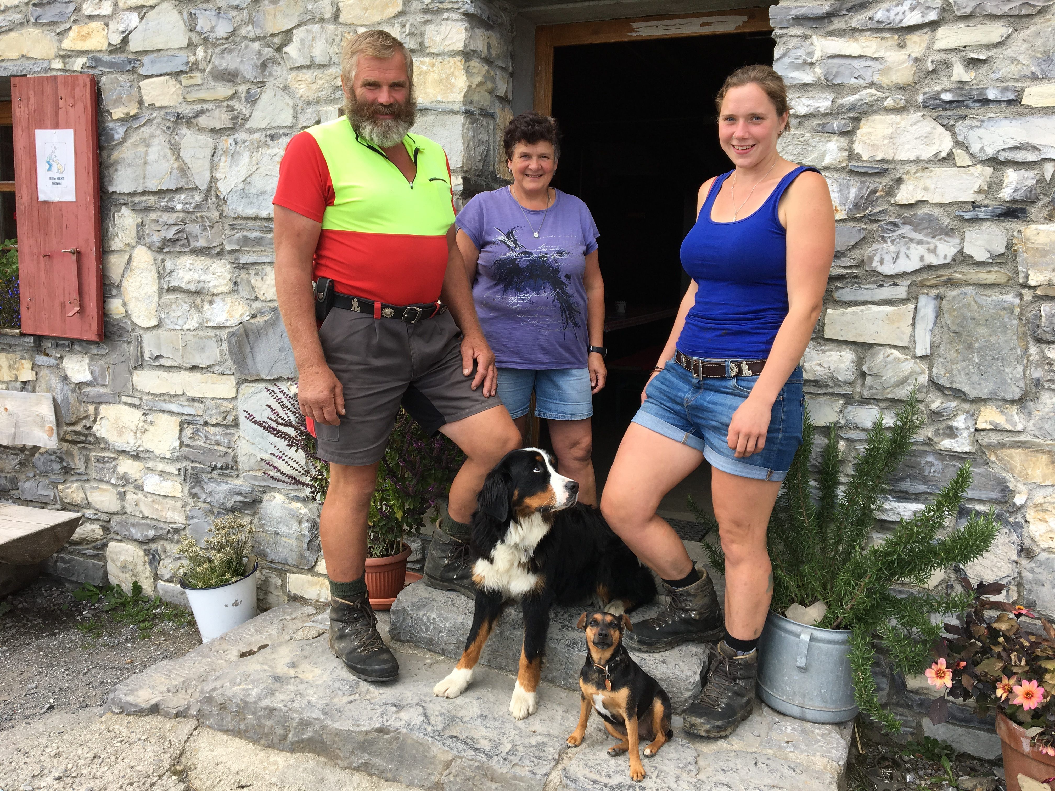 Die Hohe-Kugel-Älpler-Familie Hubert, Marlene und Anja Cäsar, wird am kommenden Samstag, 15. September mit der Herde vom Alpsommer zurück kehren.