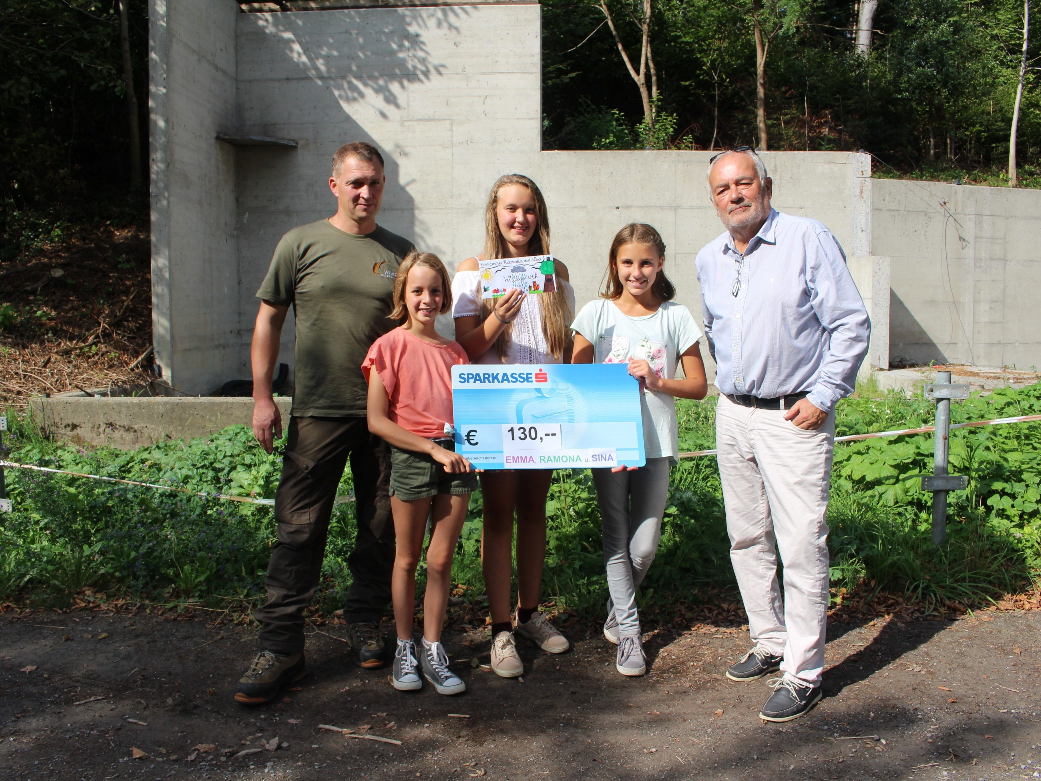 Ramona, Emma und Sina sammelten für den Wildpark Spenden. Ramona, Emma und Sina sammelten für den Wildpark Spenden.