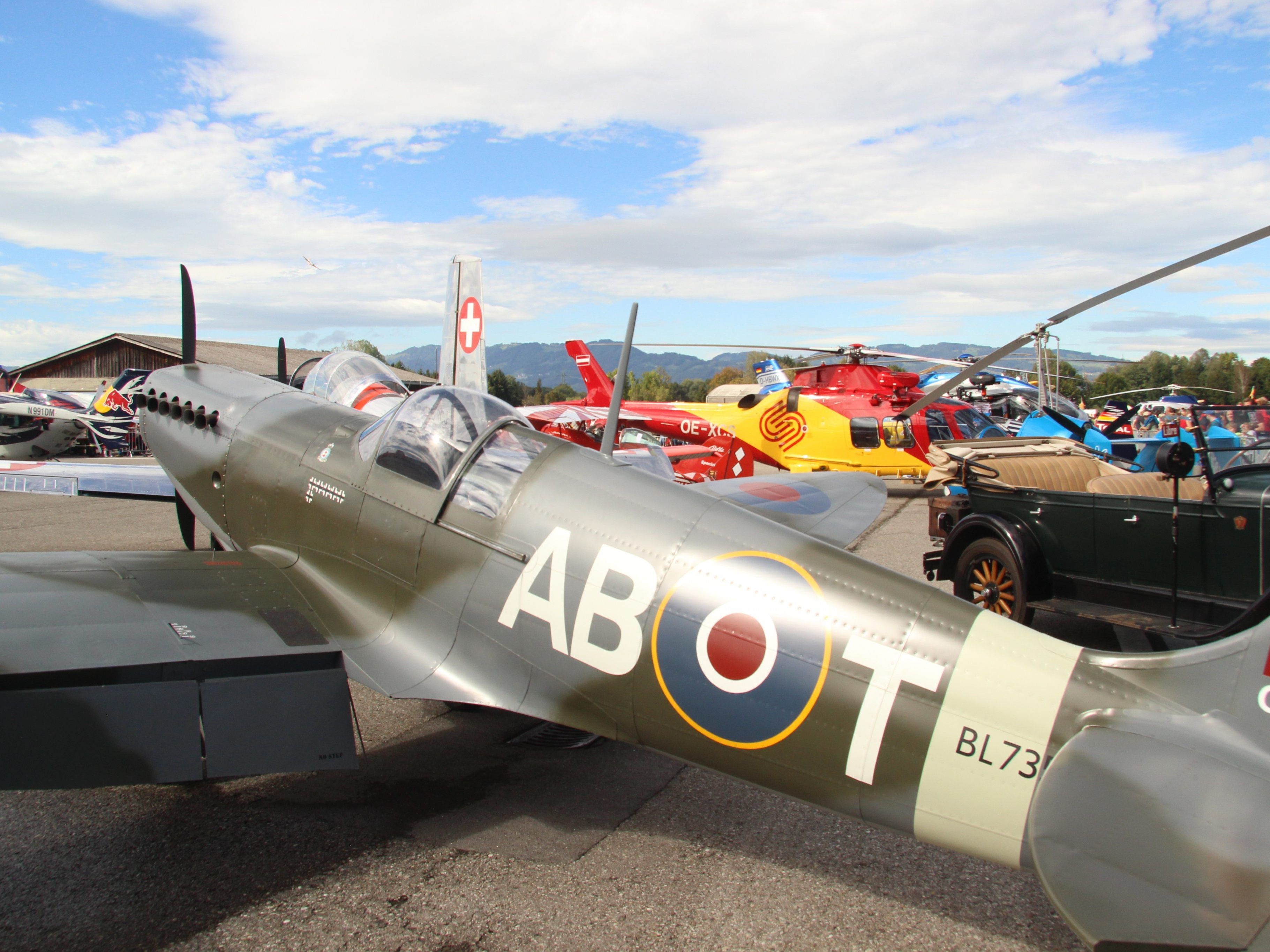 Zahlreiche Hubschrauber und Flugzeug-Oldtimer konnten beim Flugtag Hohenems hautnah erlebt werden.