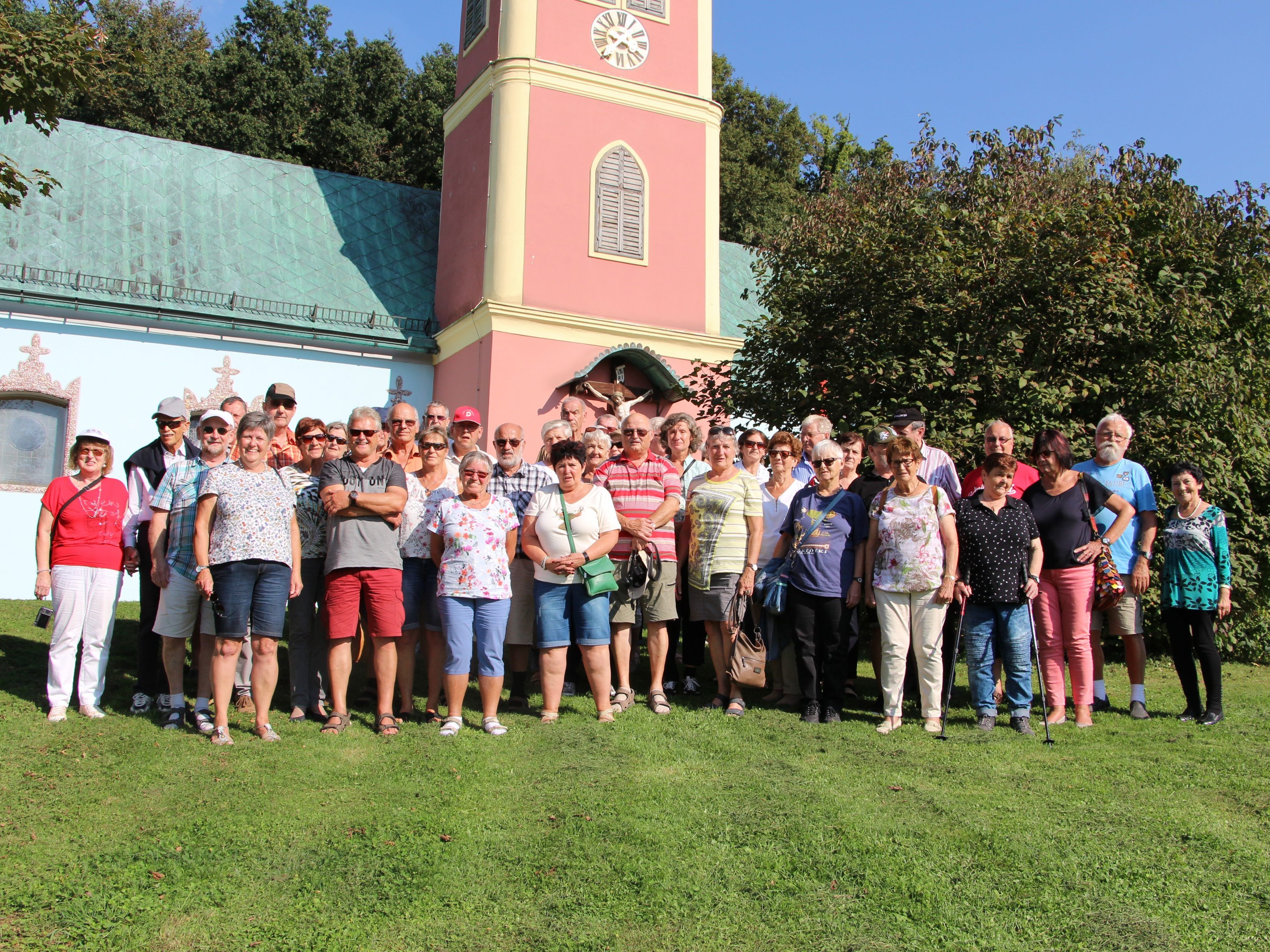 Vor der Ernst Fuchs Kirche in Thal