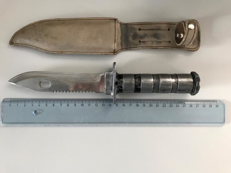 Das Jagmesser mit einer 14 Zentimeter langen Klinge wurde sichergestellt.  Das Jagmesser mit einer 14 Zentimeter langen Klinge wurde sichergestellt.