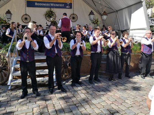 Musikkapellen sorgten für gute Stimmung bei den 1941-ern. Musikkapellen sorgten für gute Stimmung bei den 1941-ern.